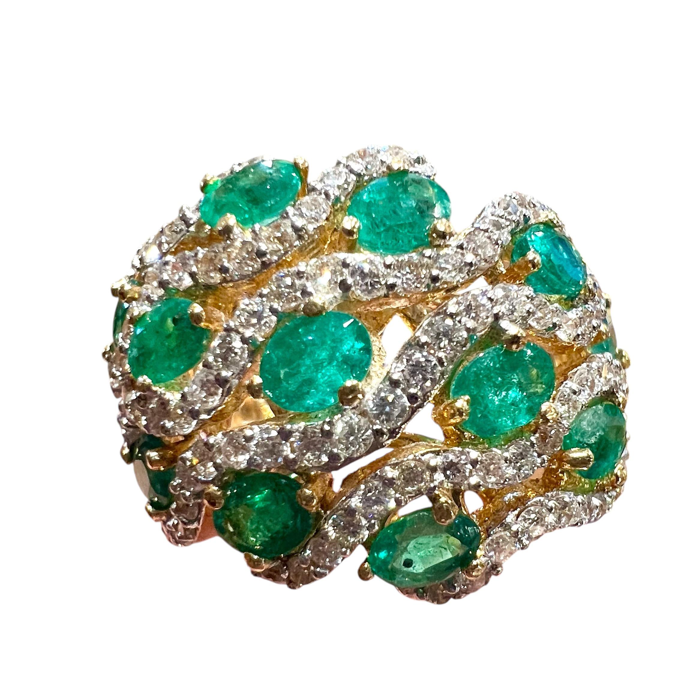 Women's Emeralds and diamonds in 18-carat gold ring For Sale