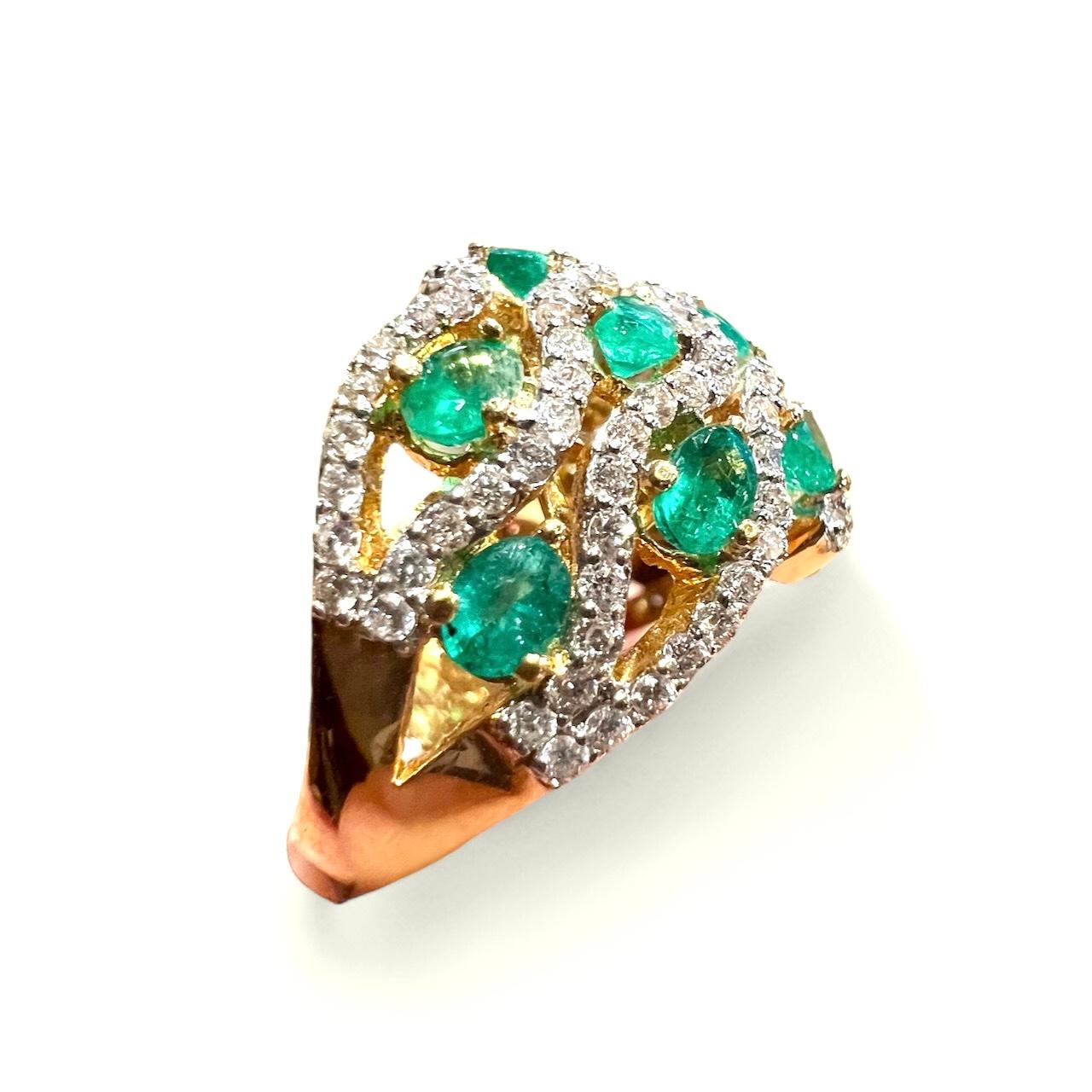 Emeralds and diamonds in 18-carat gold ring For Sale 1