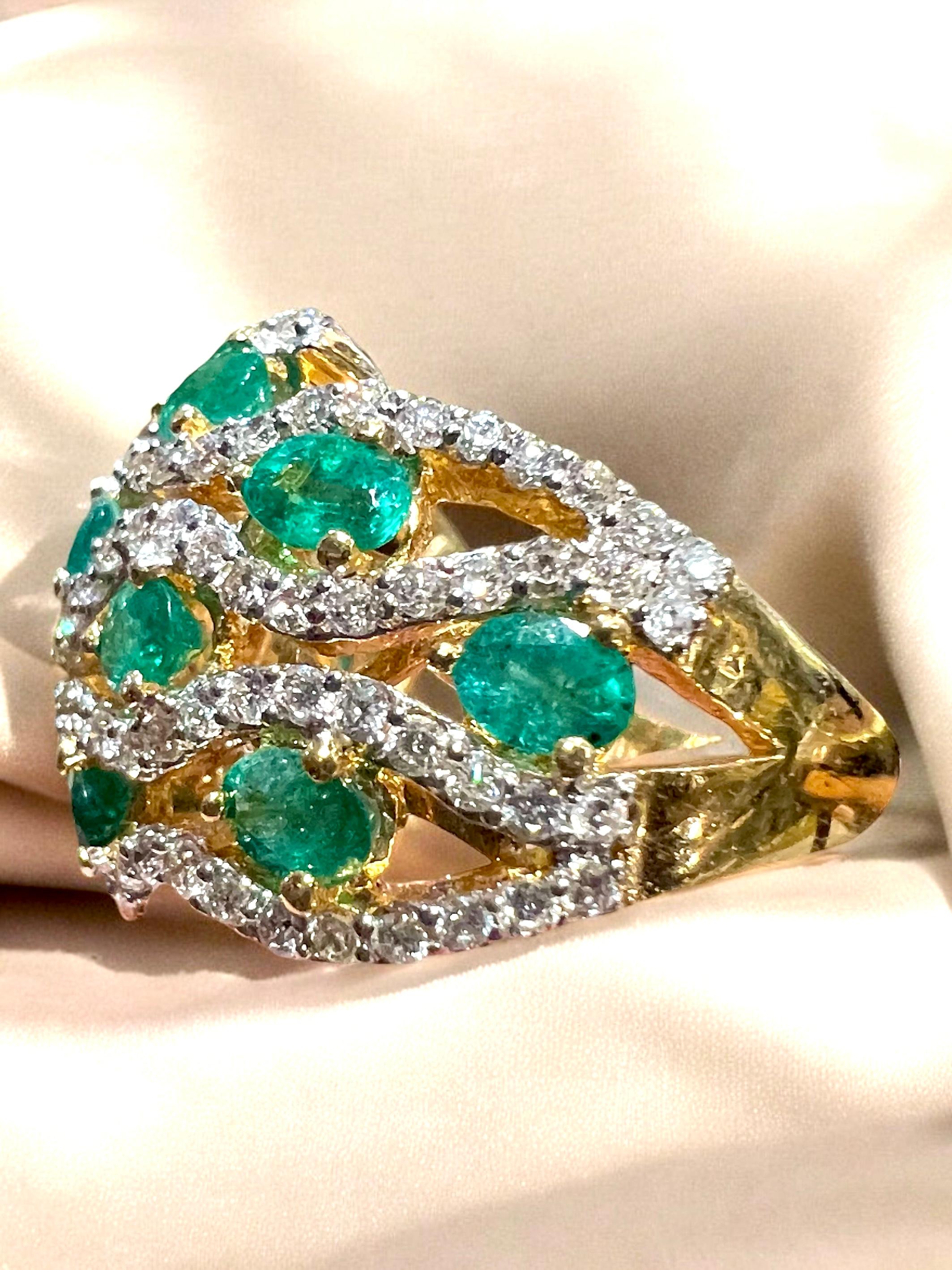 Emeralds and diamonds in 18-carat gold ring For Sale 3