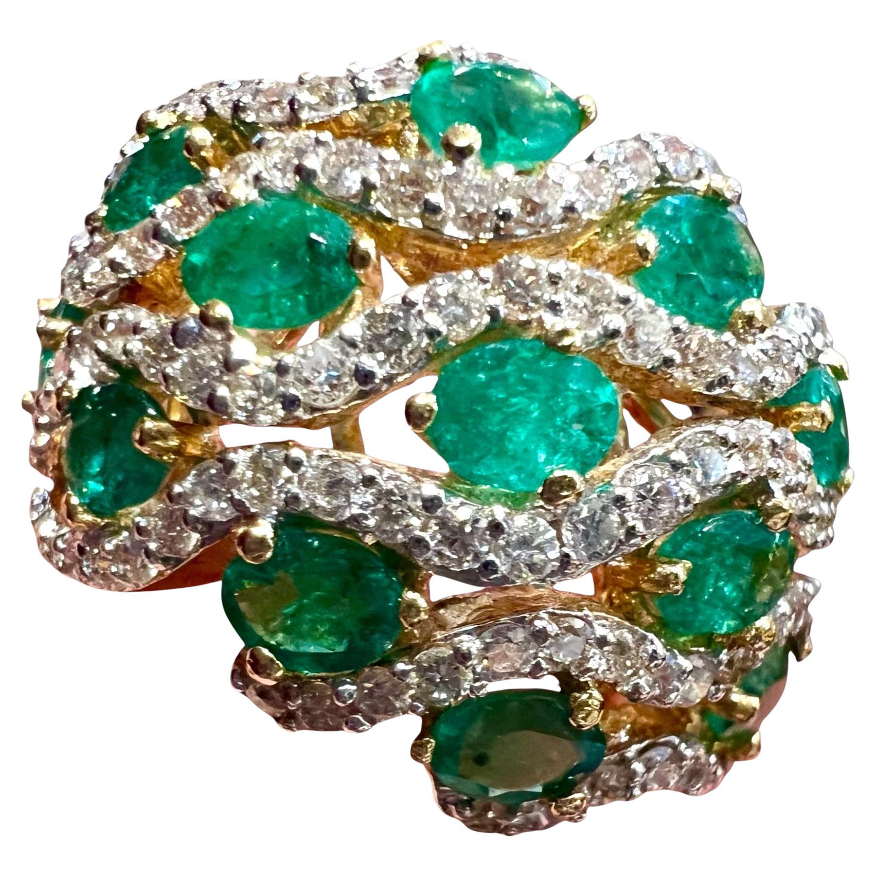 Emeralds and diamonds in 18-carat gold ring For Sale