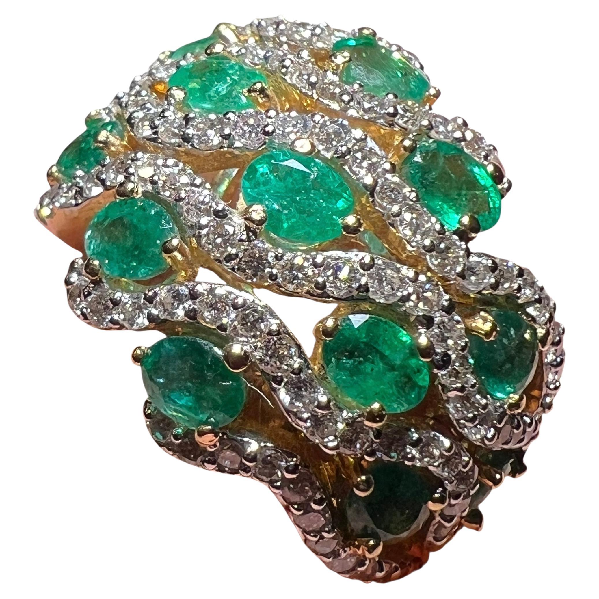 Anello con smeraldi e diamanti in oro 18 carati