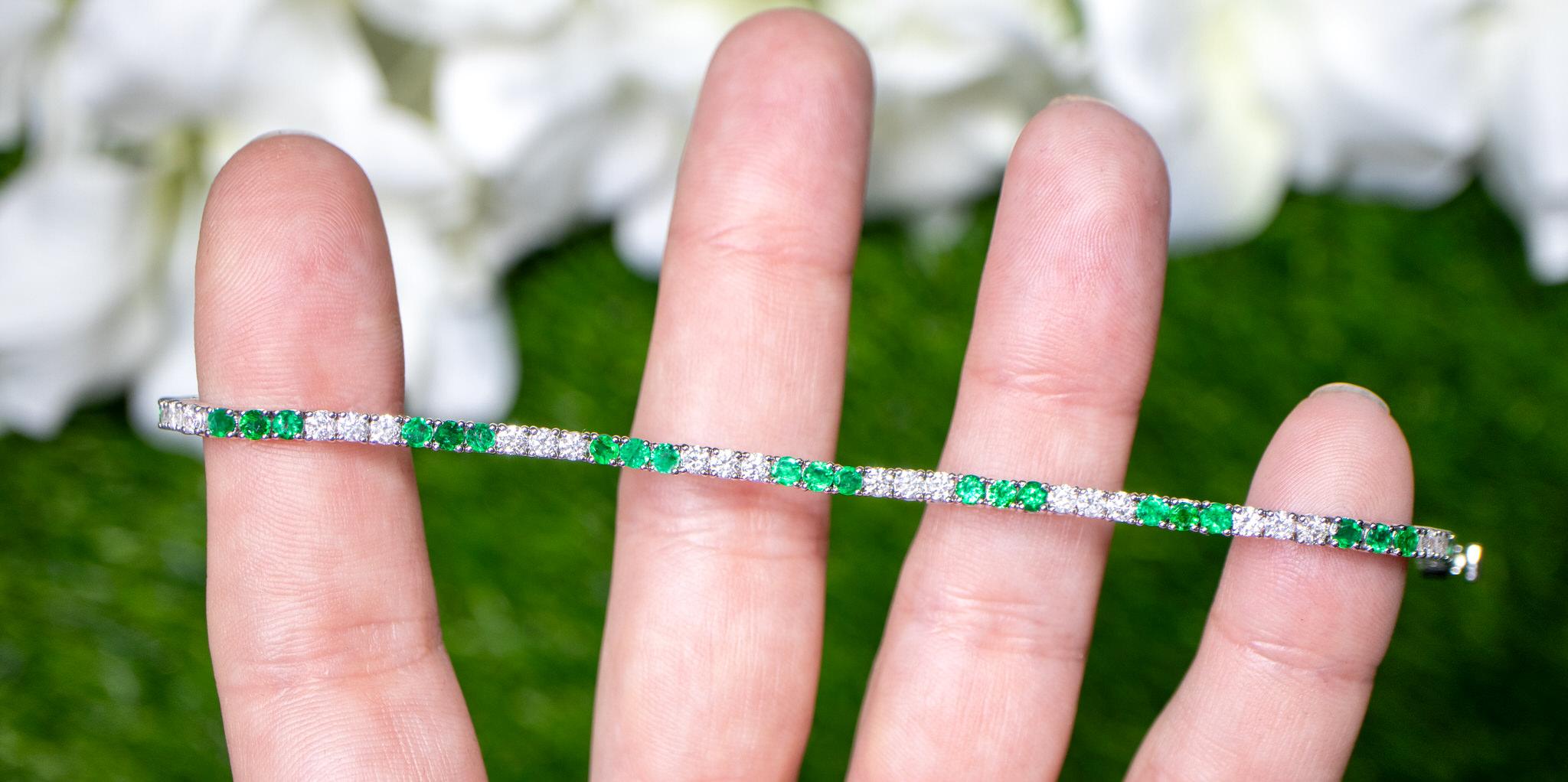 Modern Emeralds and Diamonds Tennis Bracelet Round Cut 3.65 Carats 18K Gold For Sale