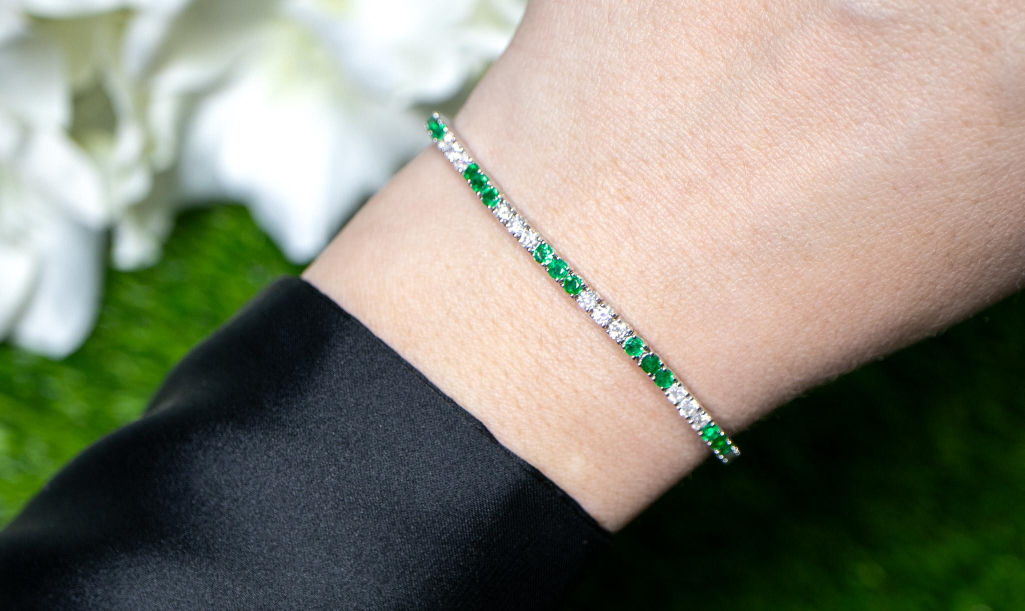 Emeralds and Diamonds Tennis Bracelet Round Cut 3.65 Carats 18K Gold In Excellent Condition For Sale In Aliso Viejo, CA