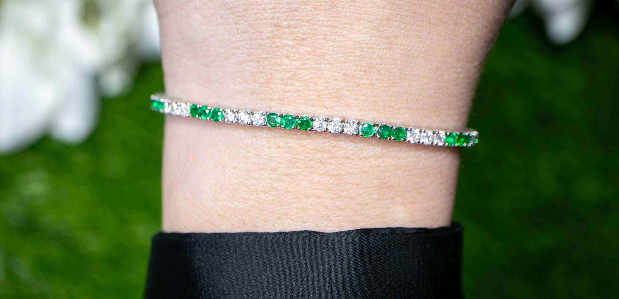 Women's or Men's Emeralds and Diamonds Tennis Bracelet Round Cut 3.65 Carats 18K Gold For Sale