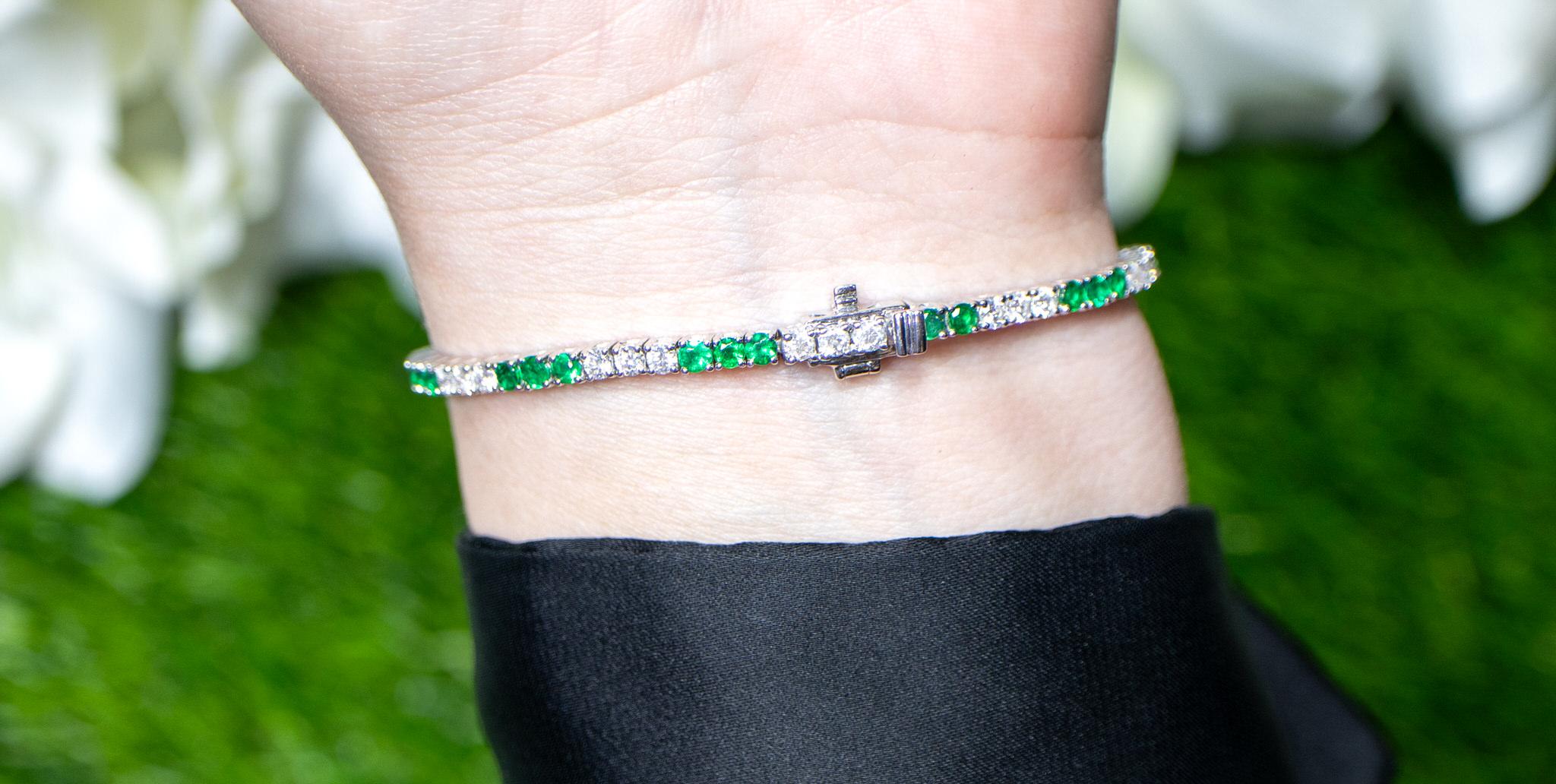 Emeralds and Diamonds Tennis Bracelet Round Cut 3.65 Carats 18K Gold For Sale 1