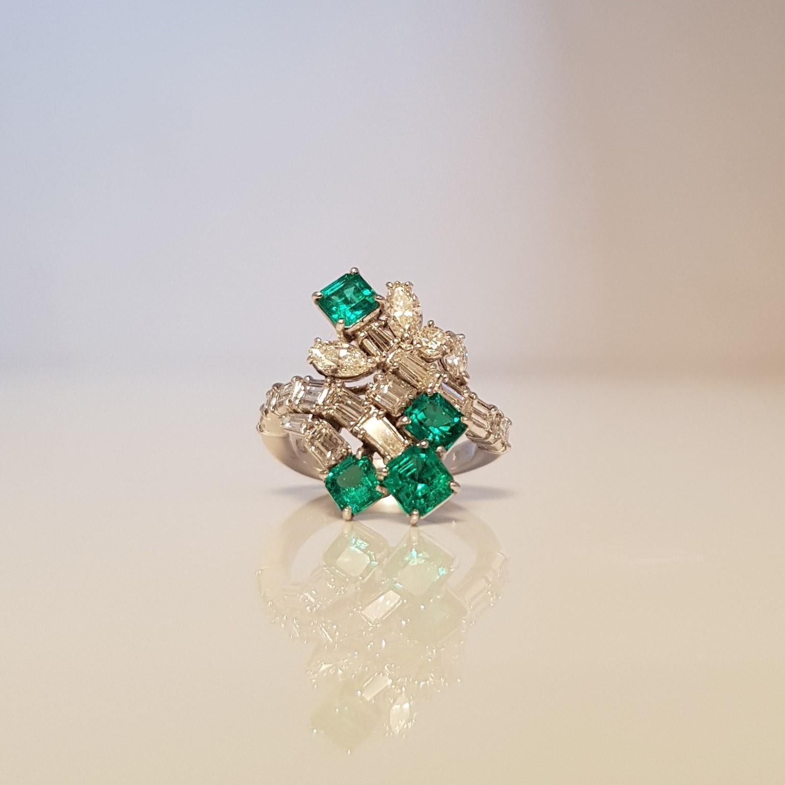 Emeralds and White Diamonds Platinum Ring In New Condition For Sale In Florence, Tuscany