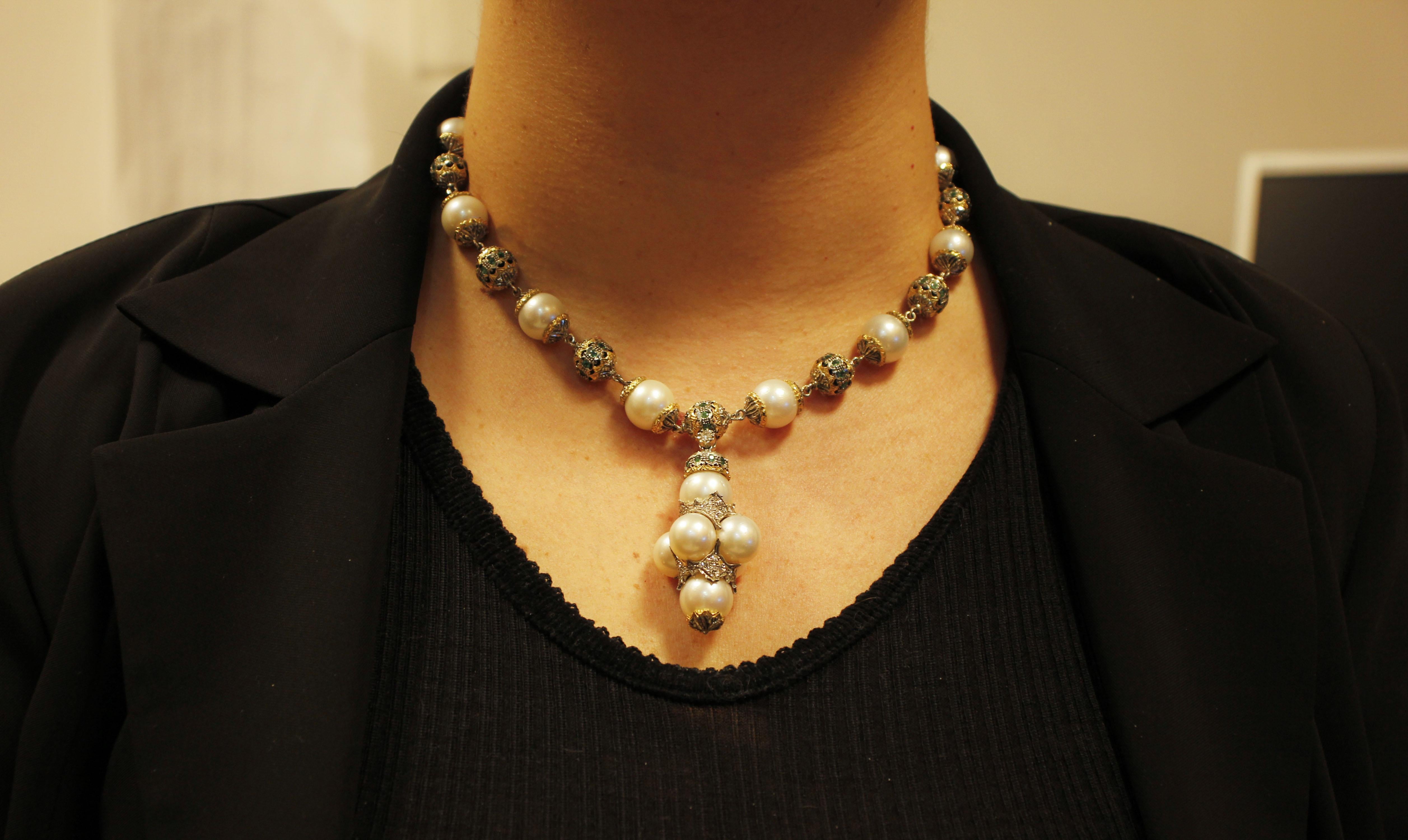 Halskette aus Roségold und Silber mit Smaragden, australischen Perlen und Diamanten im Angebot 1