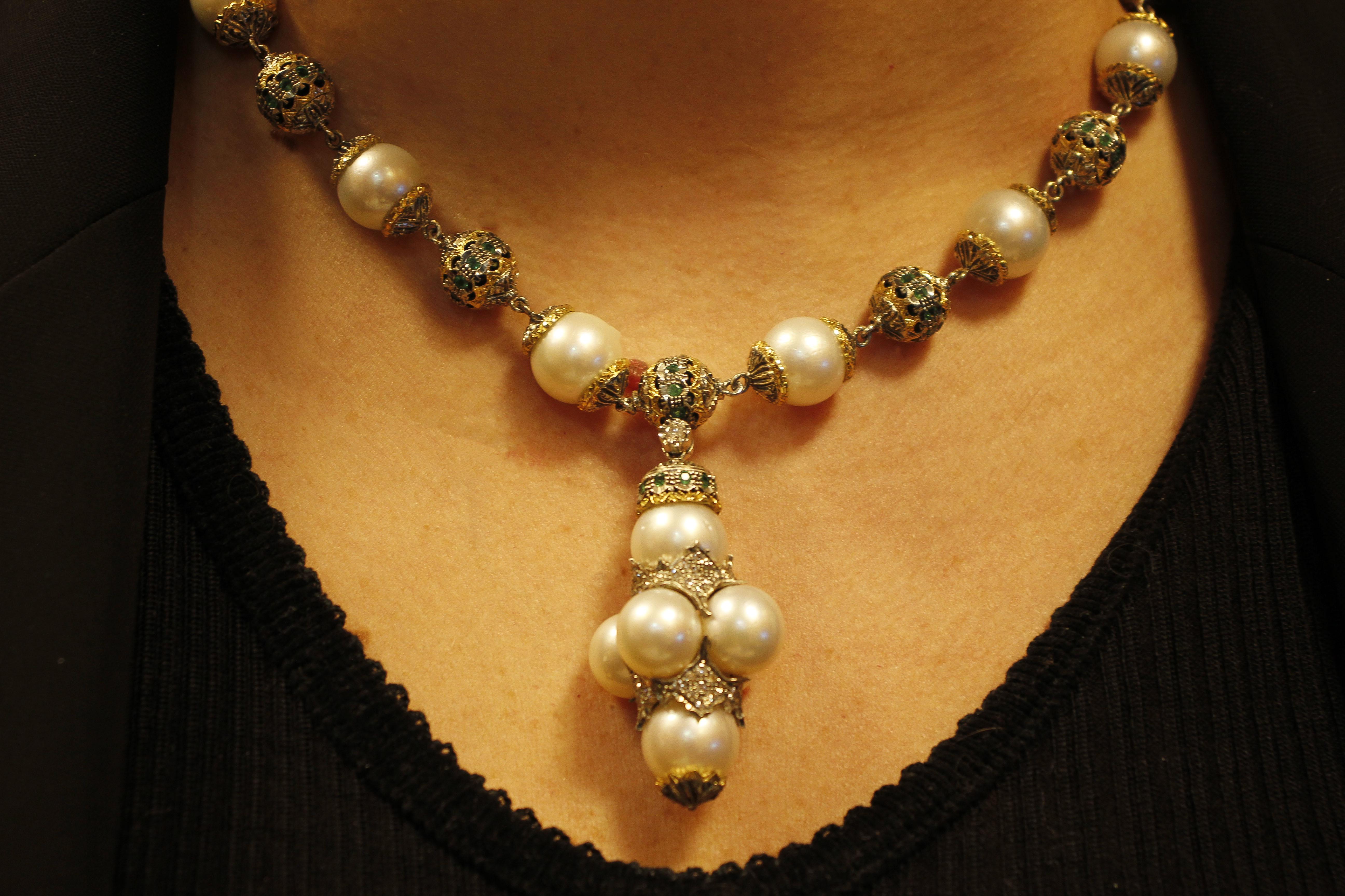 Halskette aus Roségold und Silber mit Smaragden, australischen Perlen und Diamanten im Angebot 3
