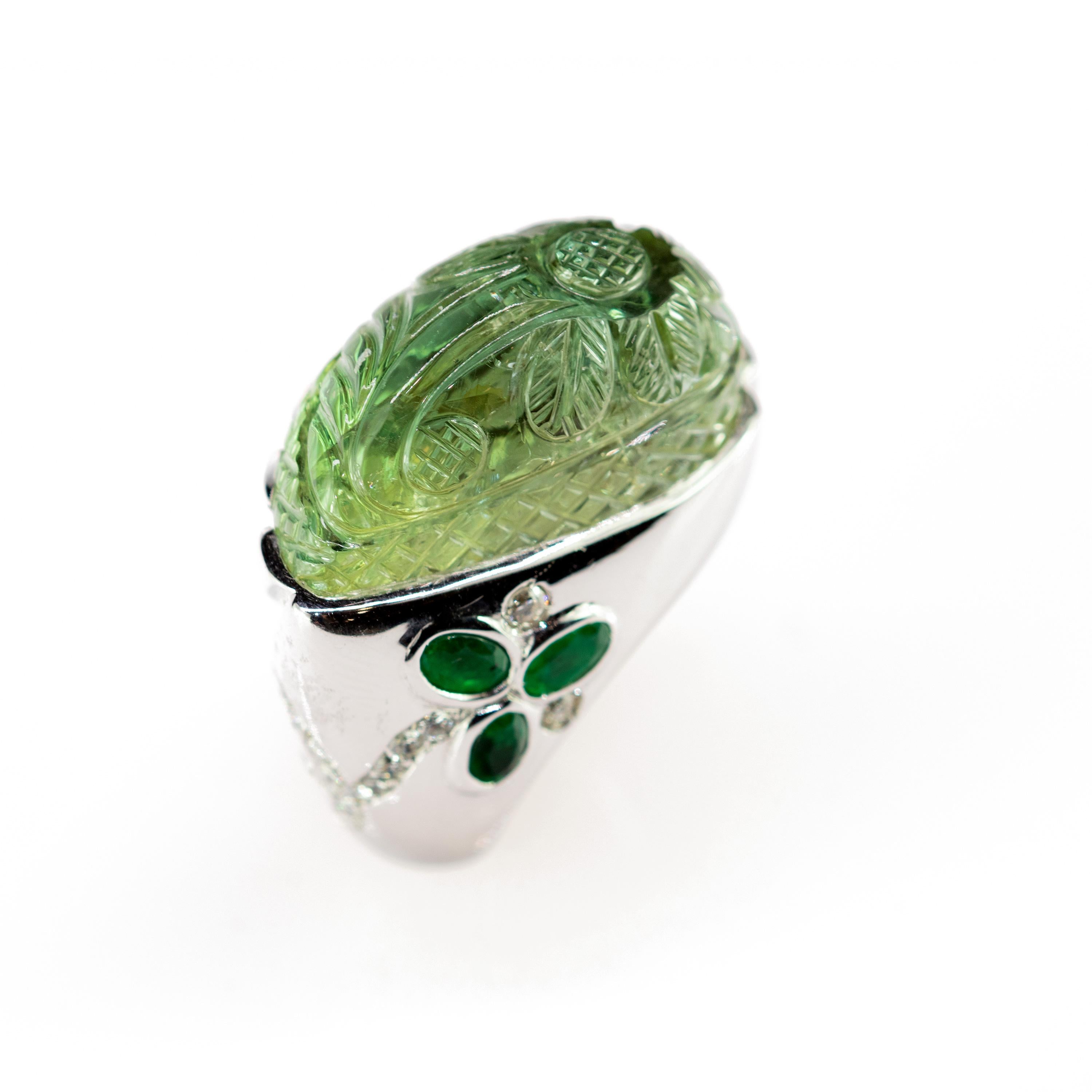 Artisan Bague fleur sculptée en or blanc 18 carats avec émeraudes, béryls et diamants, de Colombie en vente