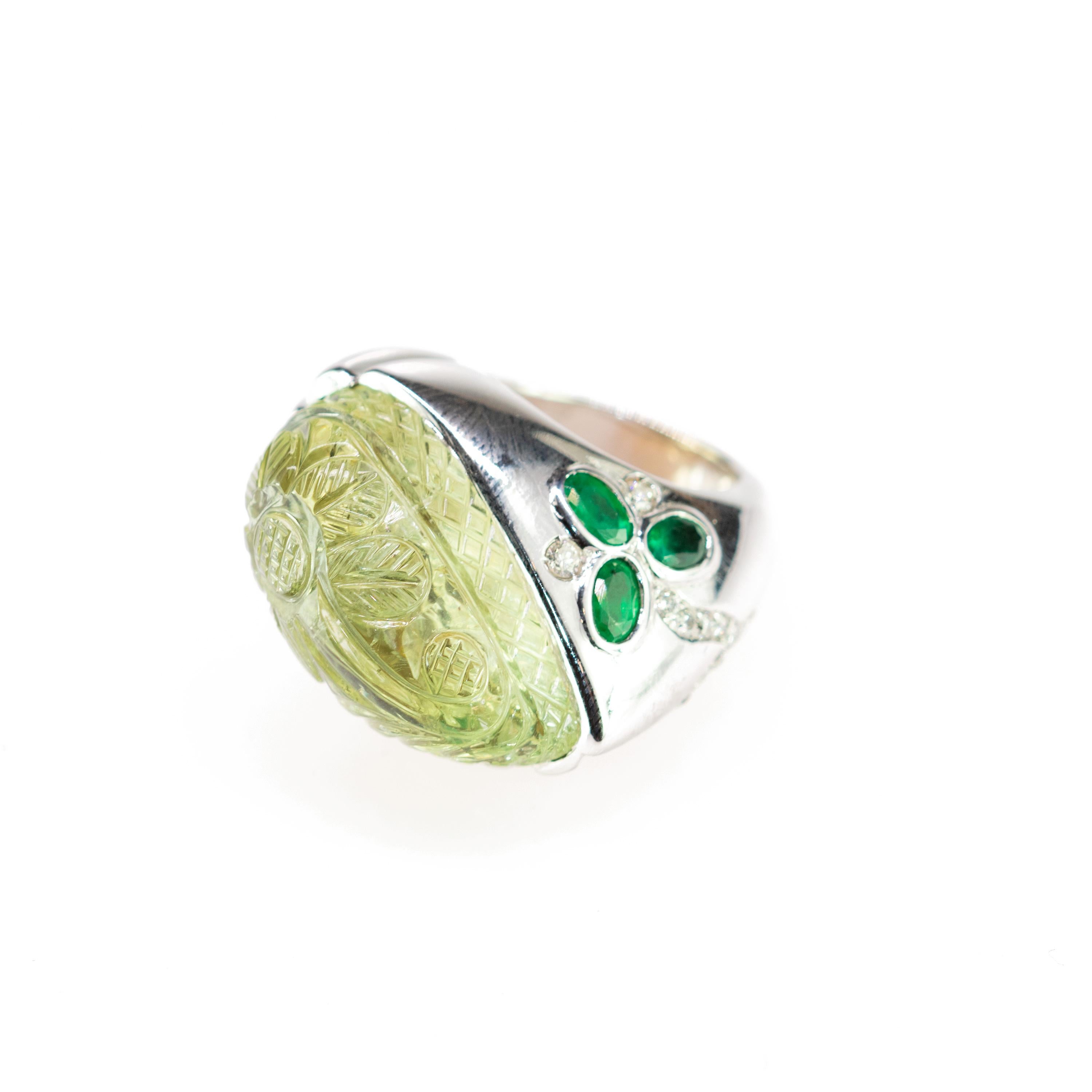 Bague fleur sculptée en or blanc 18 carats avec émeraudes, béryls et diamants, de Colombie Unisexe en vente