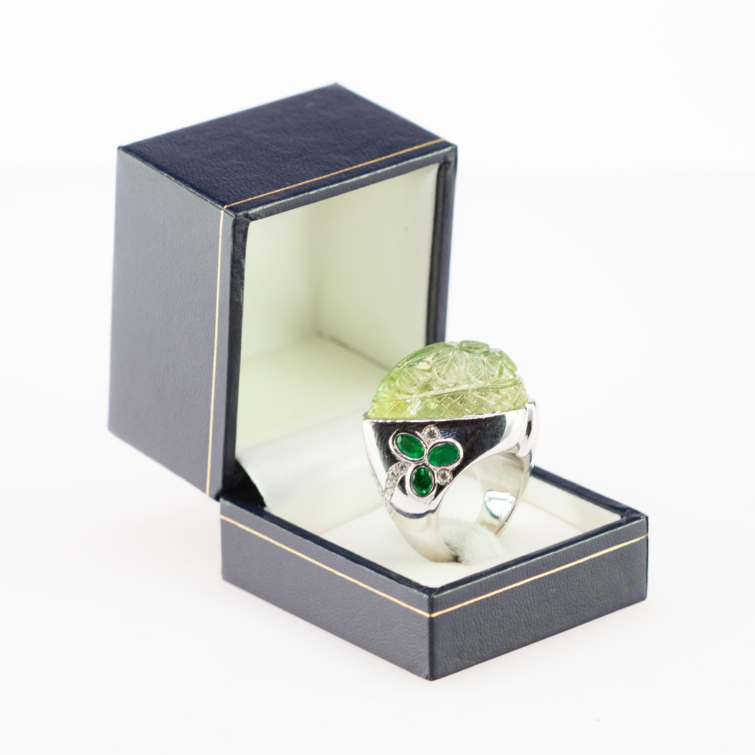 Bague fleur sculptée en or blanc 18 carats avec émeraudes, béryls et diamants, de Colombie en vente 1