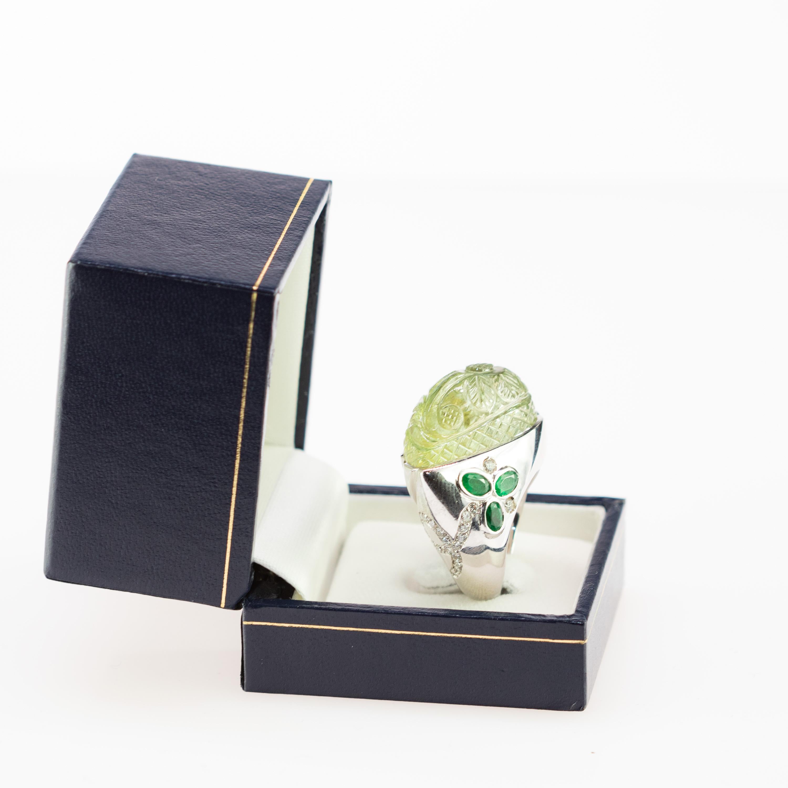 Bague fleur sculptée en or blanc 18 carats avec émeraudes, béryls et diamants, de Colombie en vente 2