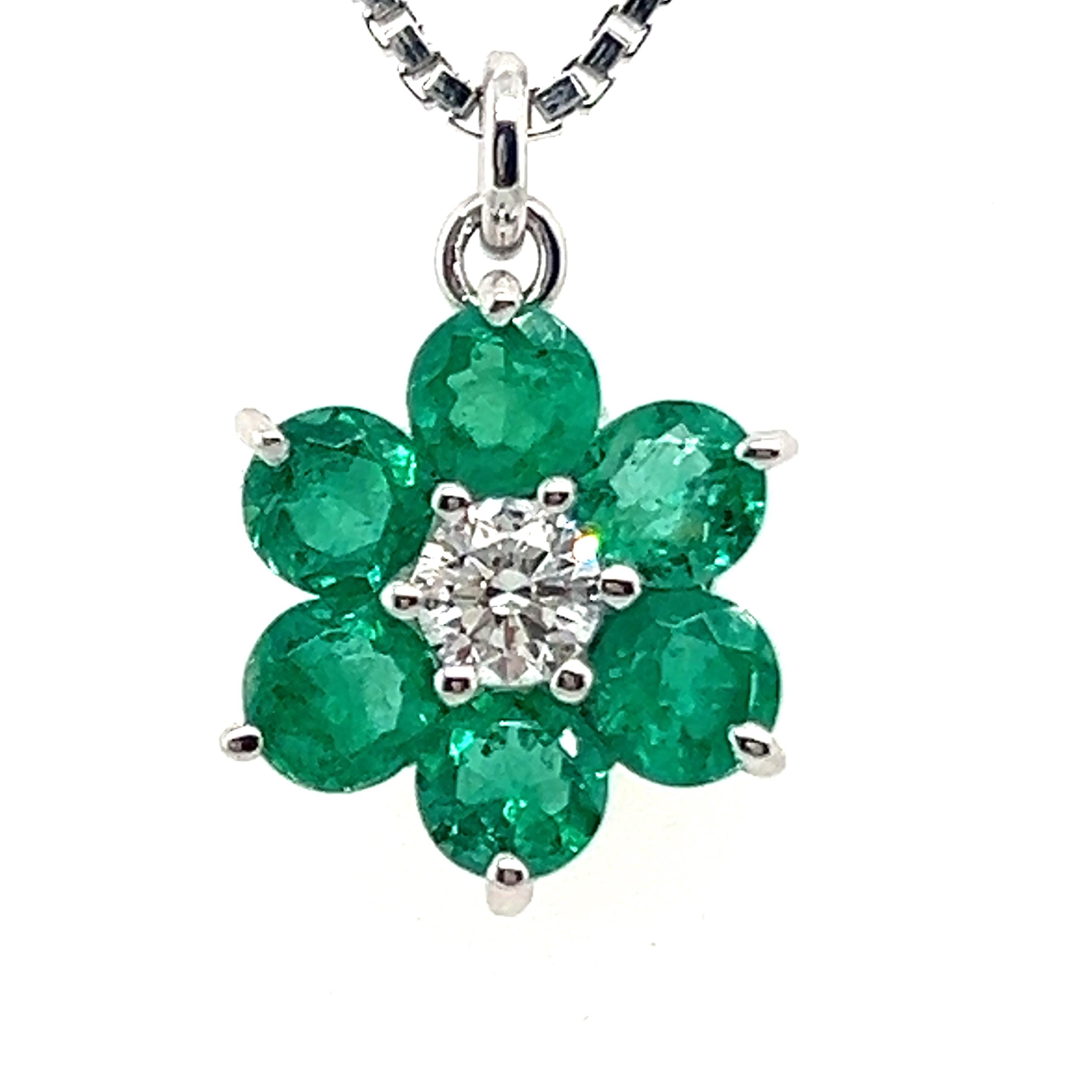 Emeralds & Diamond Flower Necklace in 18 Karat White Gold In Excellent Condition For Sale In Lucerne, CH