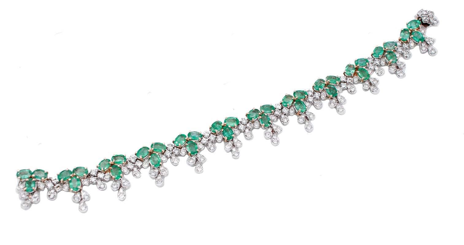Elegantes Armband aus 14 Karat Weiß- und Roségold, bestehend aus 12 Abschnitten mit drei Smaragden und Diamanten und dazwischen eine mit Diamanten besetzte Goldstruktur.
Dieses Armband wurde vollständig von italienischen Goldschmiedemeistern