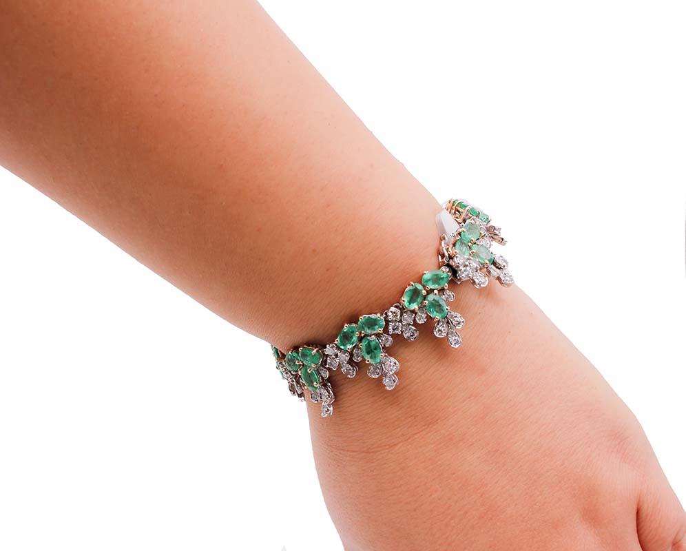 Armband aus 14 Karat Weiß- und Roségold mit Smaragden, Diamanten (Gemischter Schliff) im Angebot