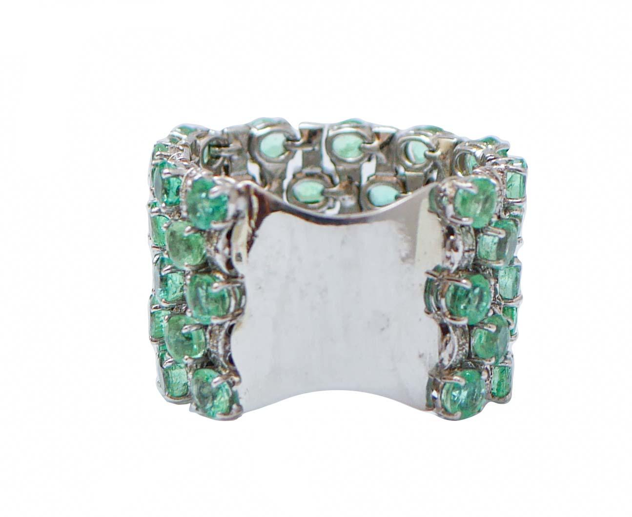 Band ring in 14 kt white gold structure mounted with emeralds and, between of them, little structures studded with diamonds.
This ring was totally handmade by Italian master goldsmiths and it is in perfect conditions.
Diamonds 0.79 ct
Emeralds 9.12