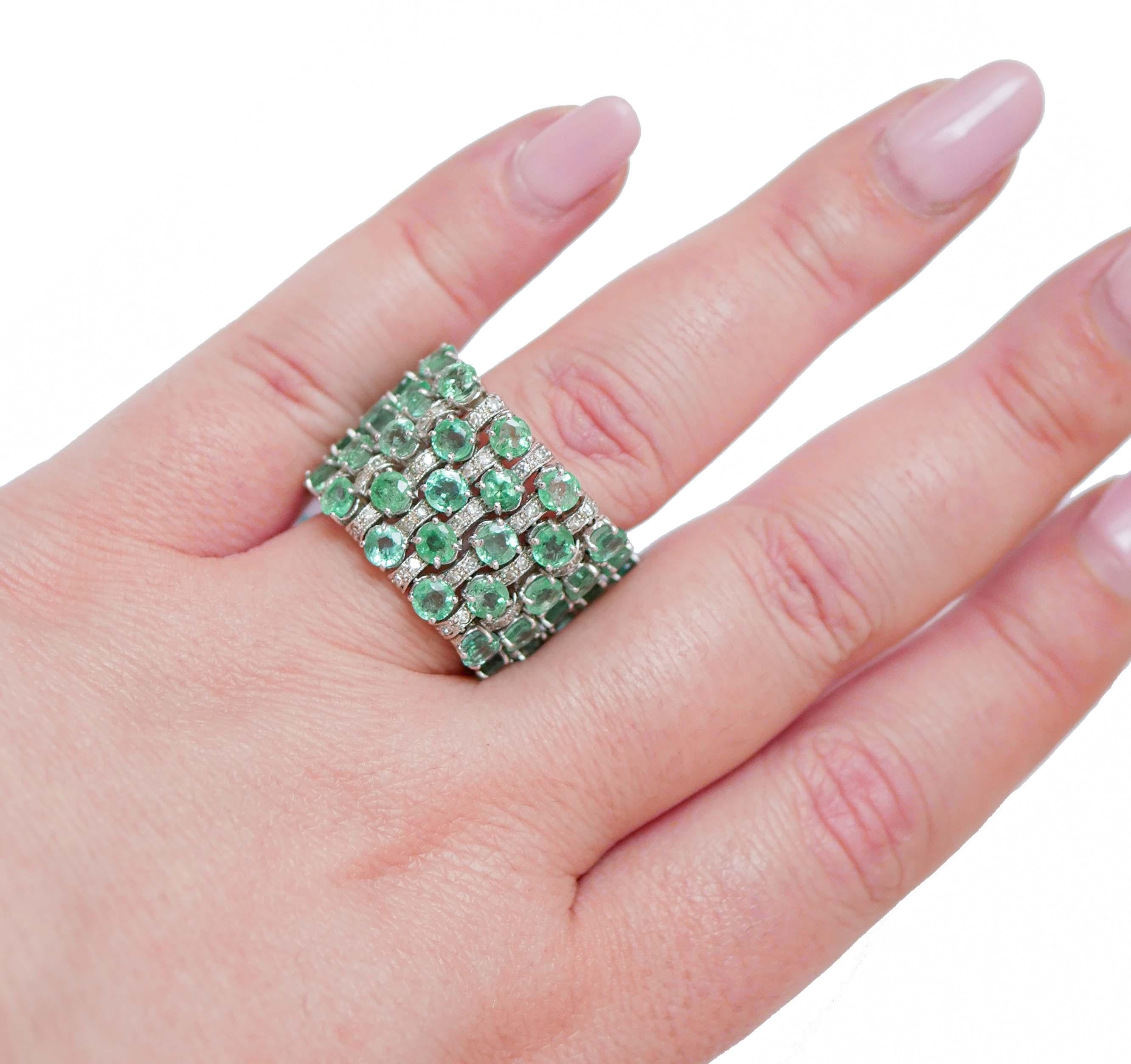 Emeralds, Diamonds, 14 Karat White Gold Band Ring. In Good Condition For Sale In Marcianise, Marcianise (CE)