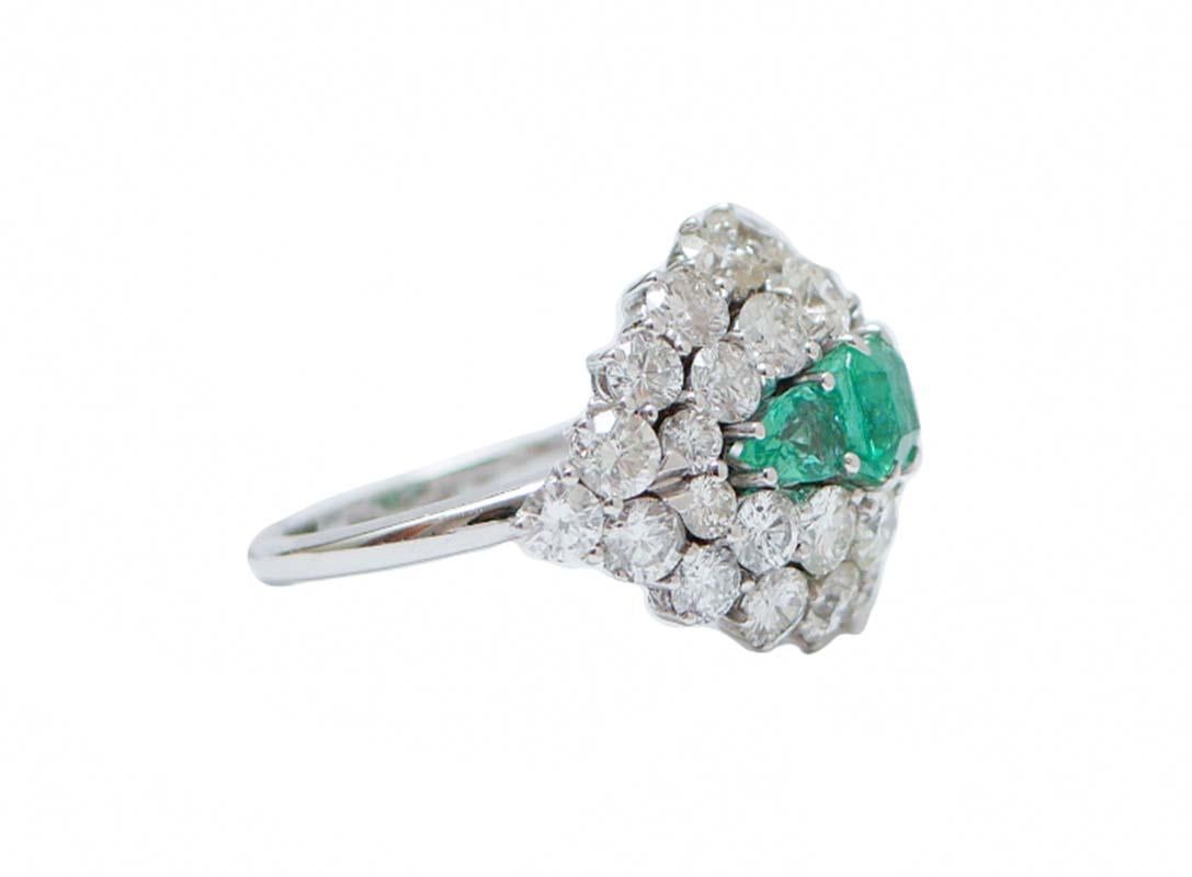 Elegante anello con struttura in oro bianco 14 kt montato con tre smeraldi nella parte centrale circondati da diamanti.
Questo anello è stato realizzato totalmente a mano da maestri orafi italiani ed è in perfette condizioni.
Diamanti 6,03
