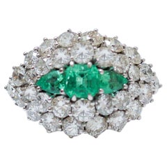 Smeraldi, diamanti, anello in oro bianco 14 carati.