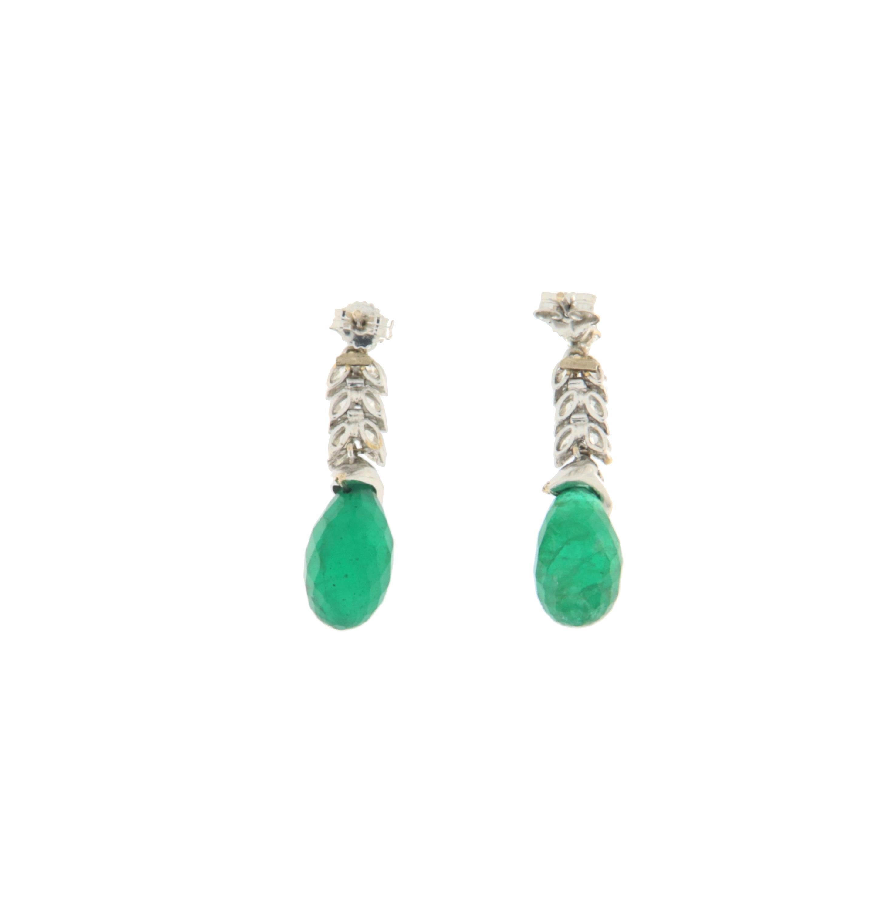 These exquisite 18-karat white gold drop earrings embody timeless elegance, combining the brilliance of diamonds with the intense allure of emeralds. Designed to enhance any outfit with a touch of class, these jewelry pieces are a perfect example of