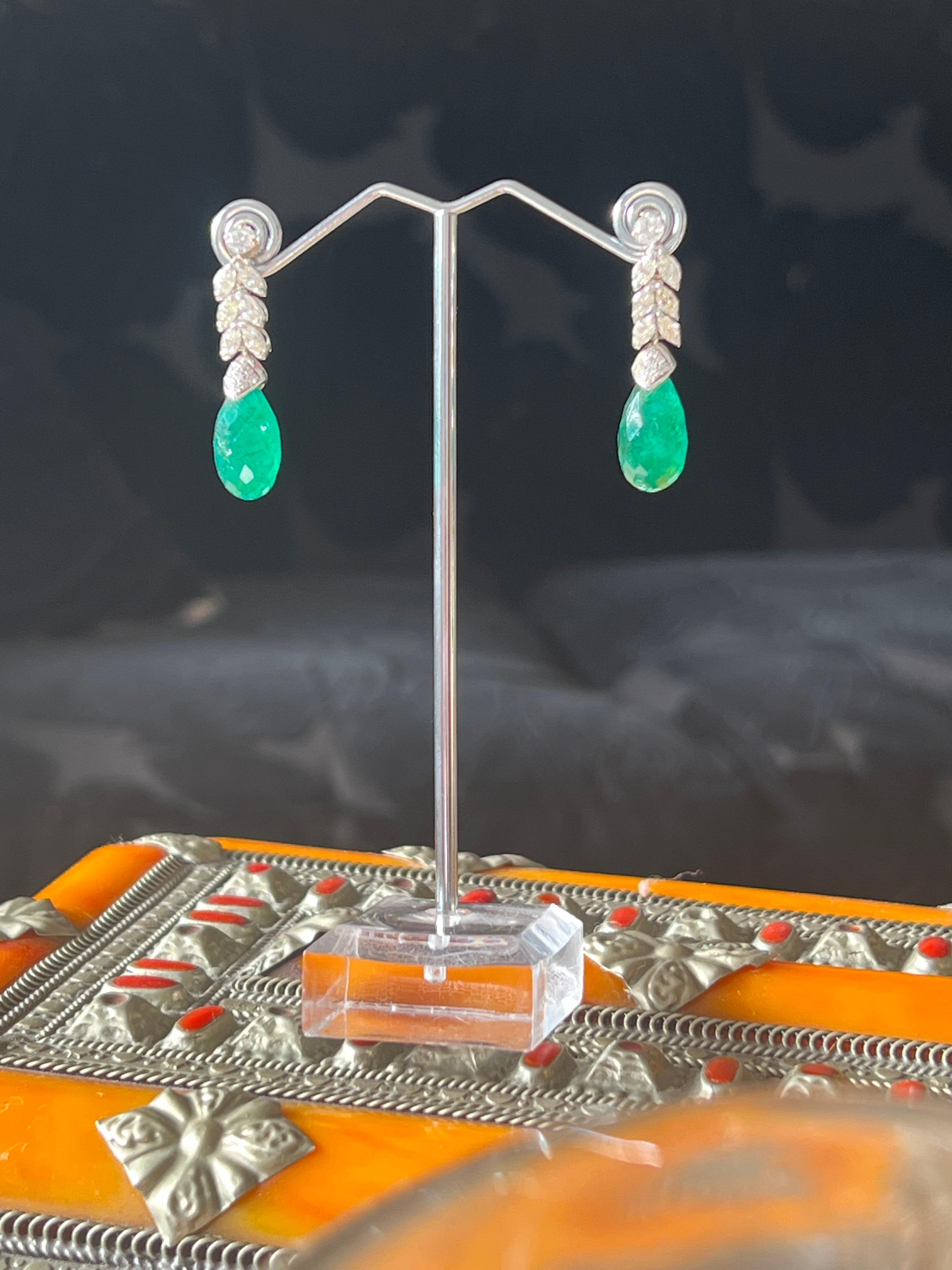 Emeralds Diamonds 18 Karat White Gold Drop Earrings In New Condition For Sale In Marcianise, IT