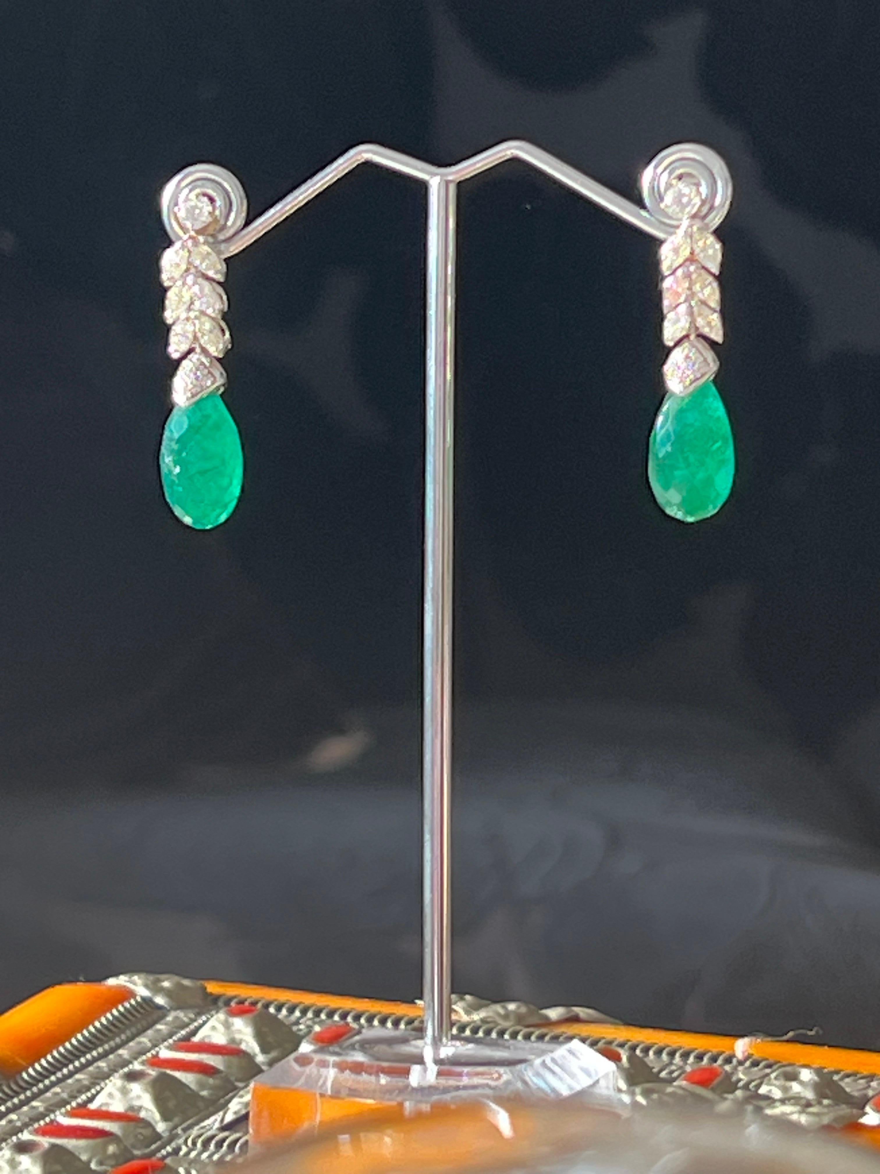 Women's Emeralds Diamonds 18 Karat White Gold Drop Earrings For Sale