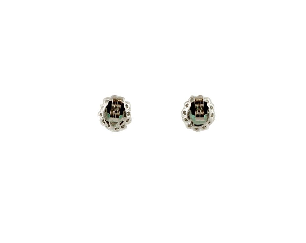 Elegant flower-shaped earrings in 18 kt white gold structure mounted with an oval emerald surrounded by a crown of little white diamonds.
These earrings are totally handmade by Italian master goldsmiths.
Diamonds 0.33 ct, brilliant cut, G Color, VS