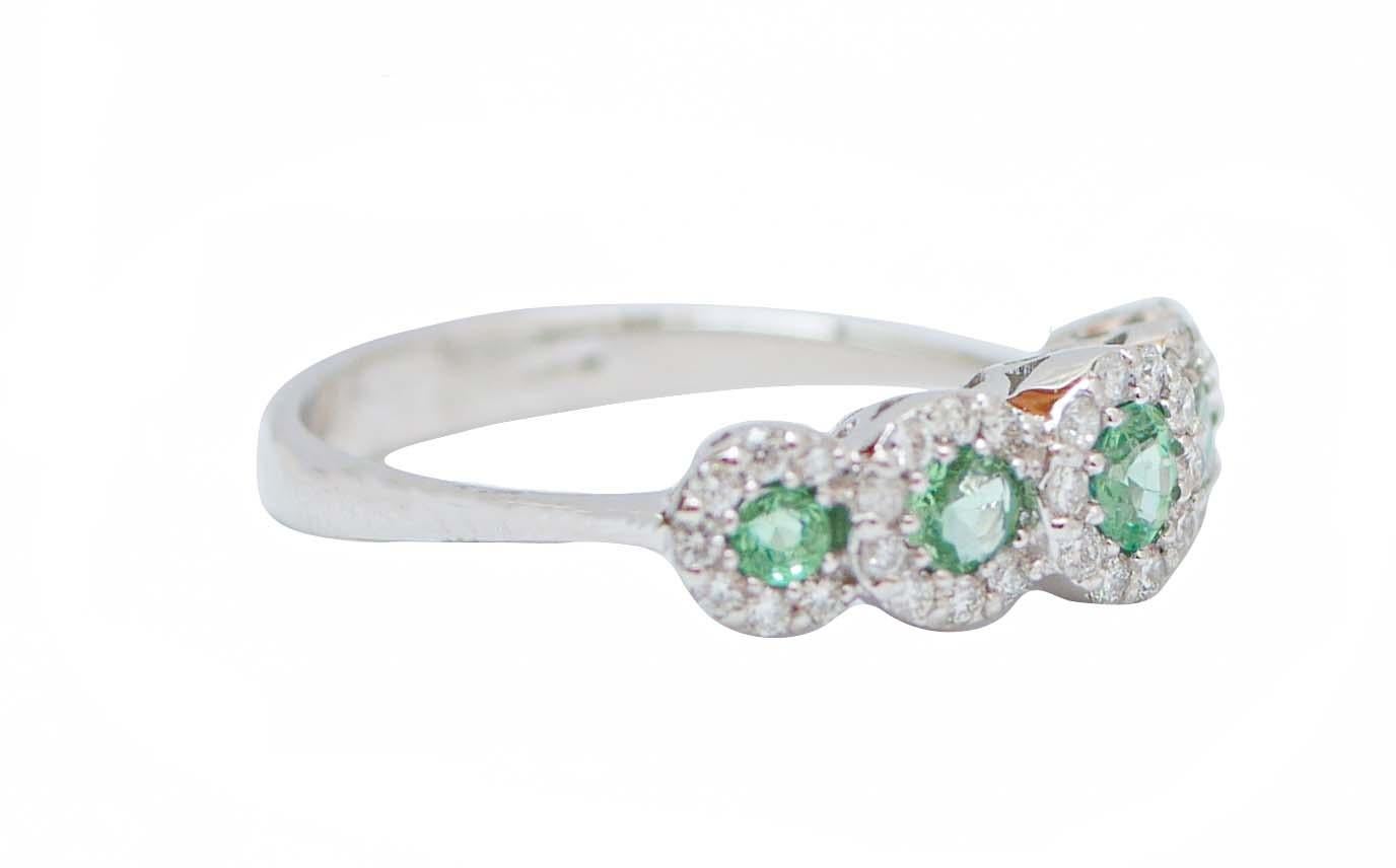 Bellissimo anello con struttura in oro bianco 18 kt montato con  cinque smeraldi  di tre diverse dimensioni e, ognuna di esse, è circondata da piccoli diamanti.
Diamanti 0,40 ct
Smeraldi 0,59  ct
Peso totale 3.00 gr
RF +GRRI
Italiano Taglia