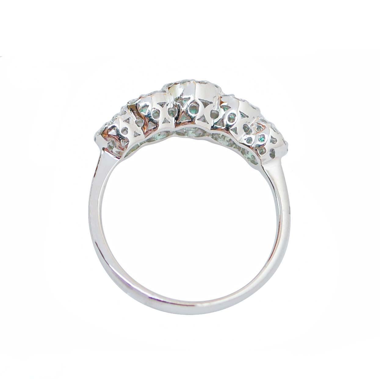 Moderno Smeraldi, diamanti, anello in oro bianco 18 carati. in vendita