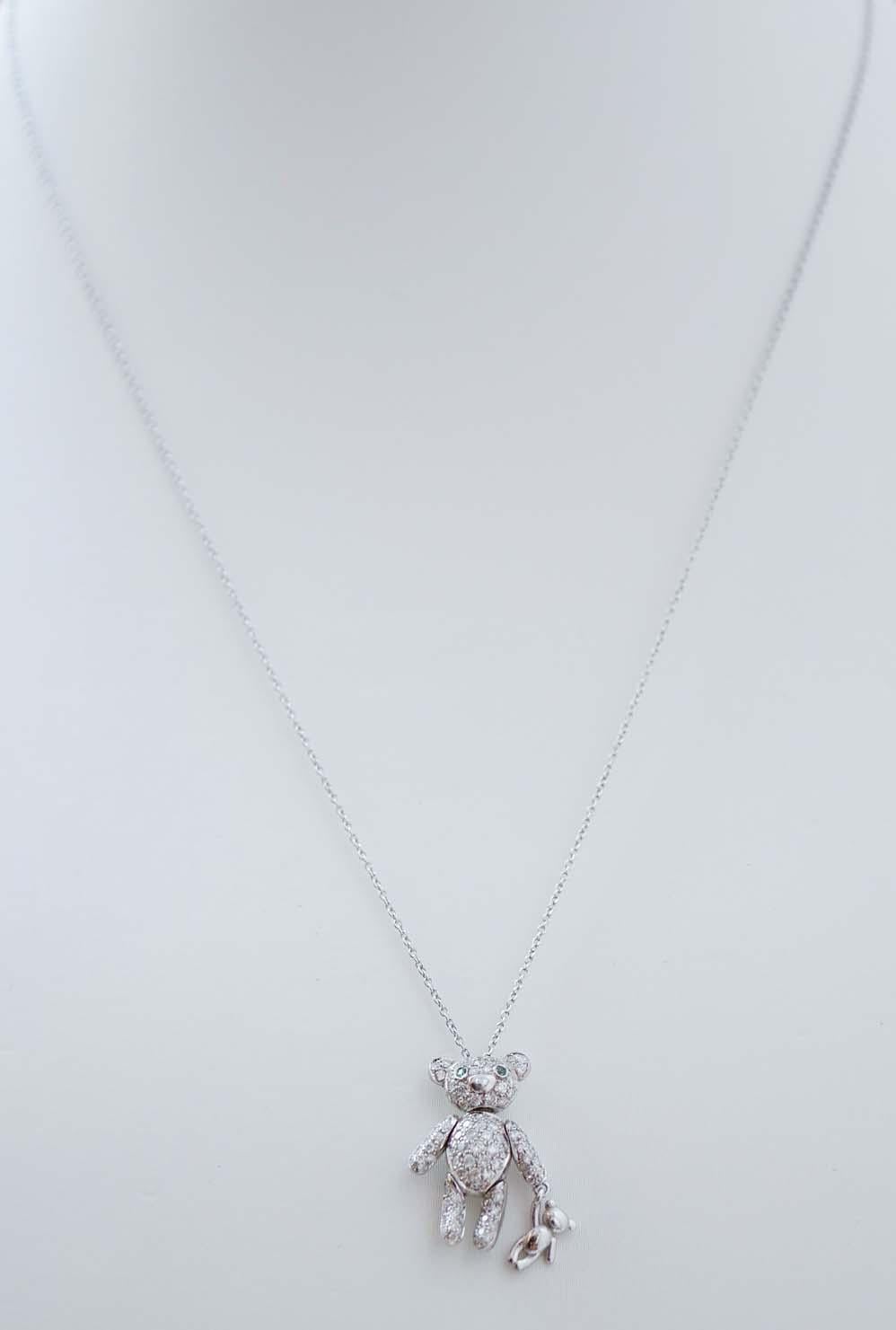Increíble collar colgante moderno de oso en estructura de oro blanco de 18 kt montado con un oso más grande tachonado de diamantes en todo el cuerpo y dos esmeraldas como ojos que sostiene un osito más pequeño de la mano.
Diamantes 0.73