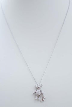Collier pendentif Teddy en or blanc 18 carats, émeraudes et diamants