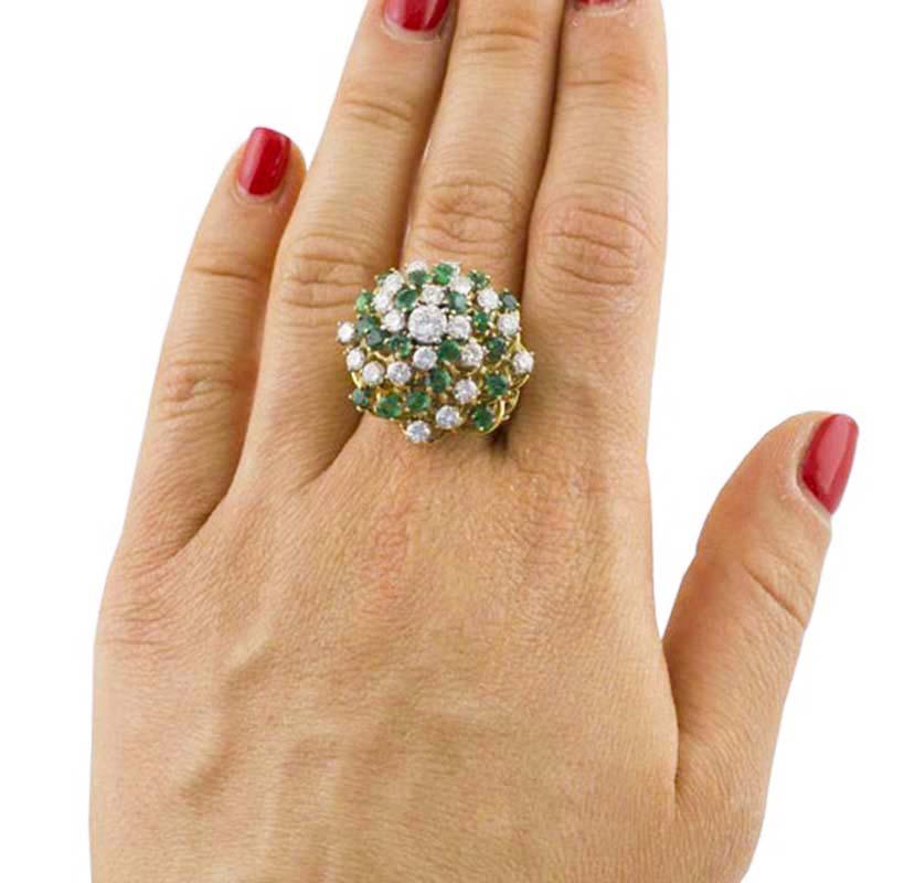 Esmeraldas, Diamantes, Anillo de Oro Amarillo de 18 Kilates y Oro Blanco. Corte mixto en venta