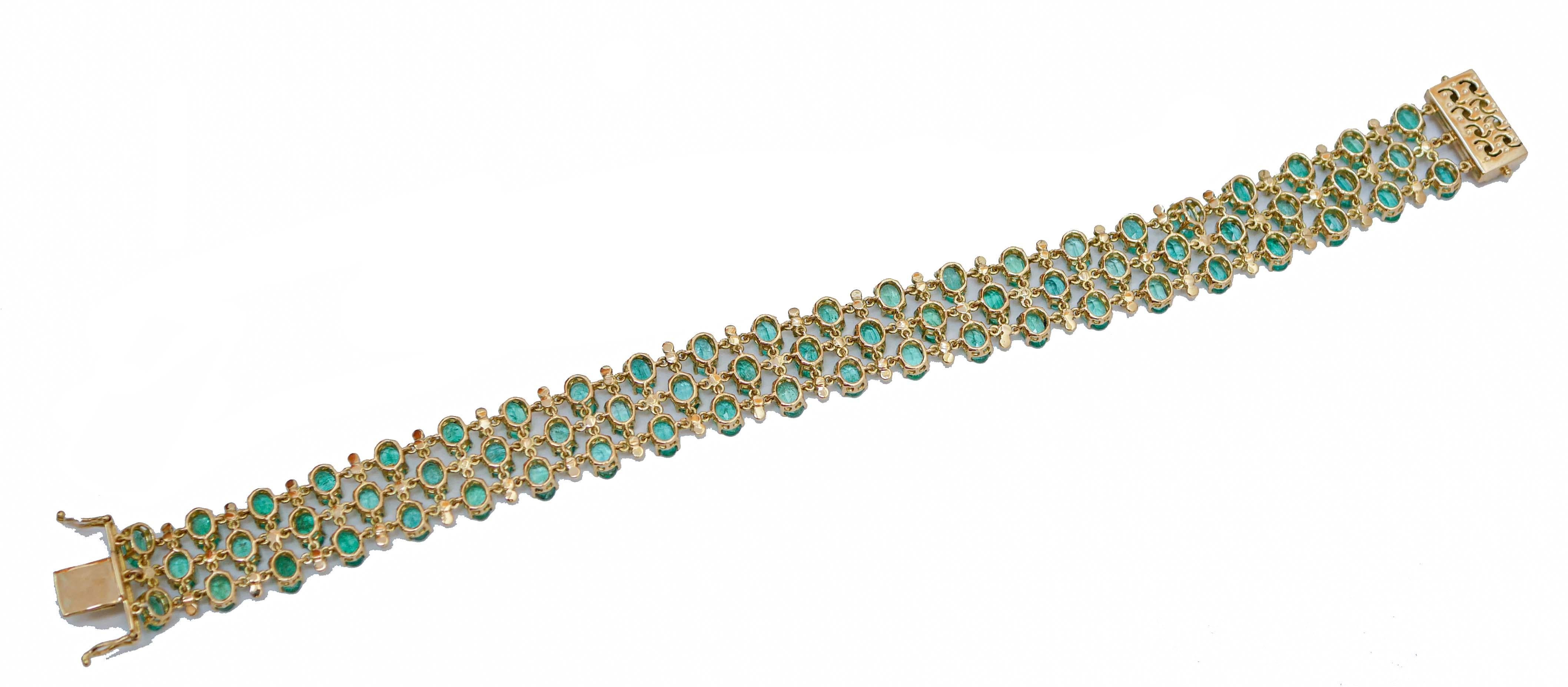 Smaragde, Diamanten, modernes Armband aus 18 Karat Gelbgold. (Moderne) im Angebot