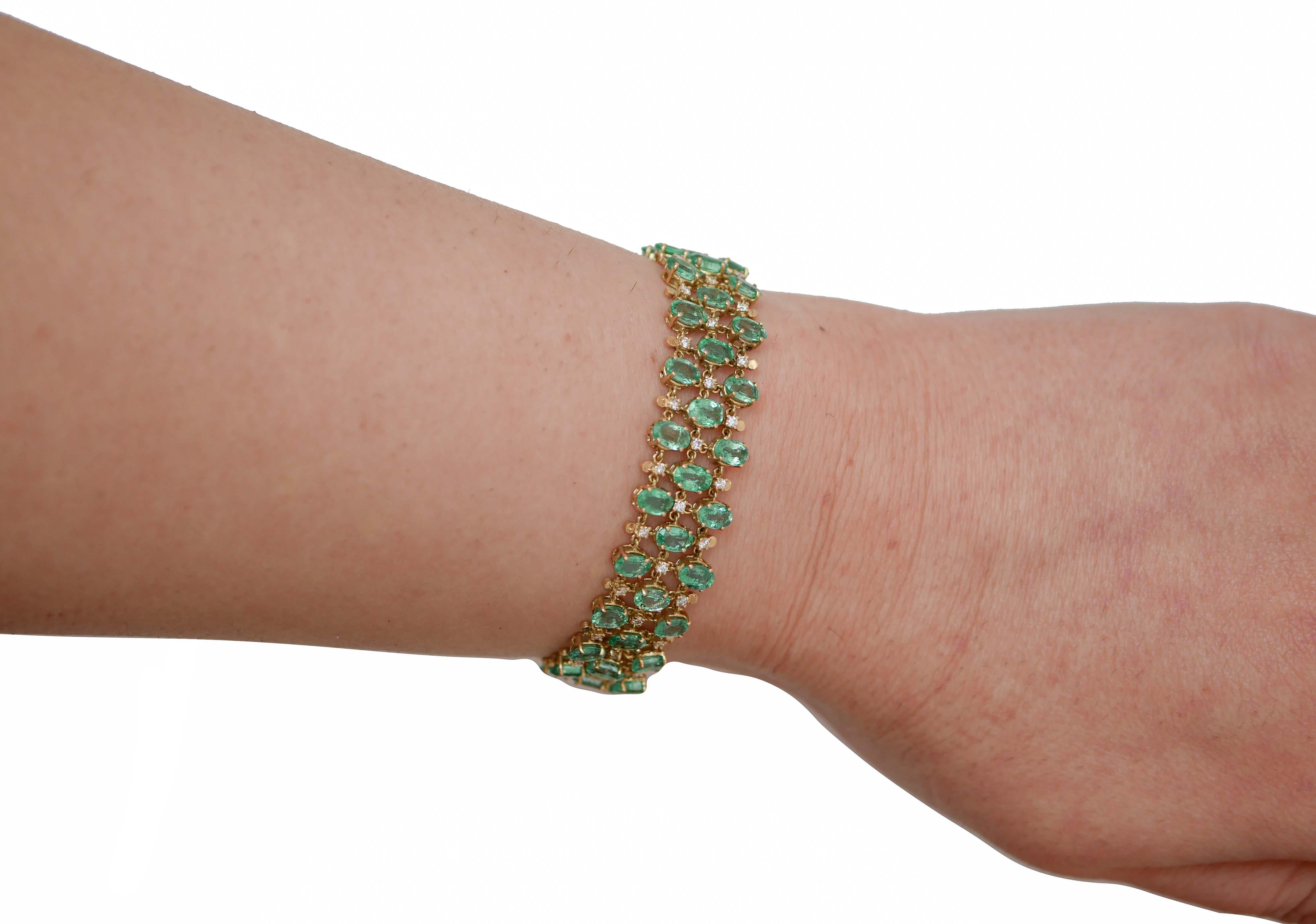 Smaragde, Diamanten, modernes Armband aus 18 Karat Gelbgold. (Gemischter Schliff) im Angebot