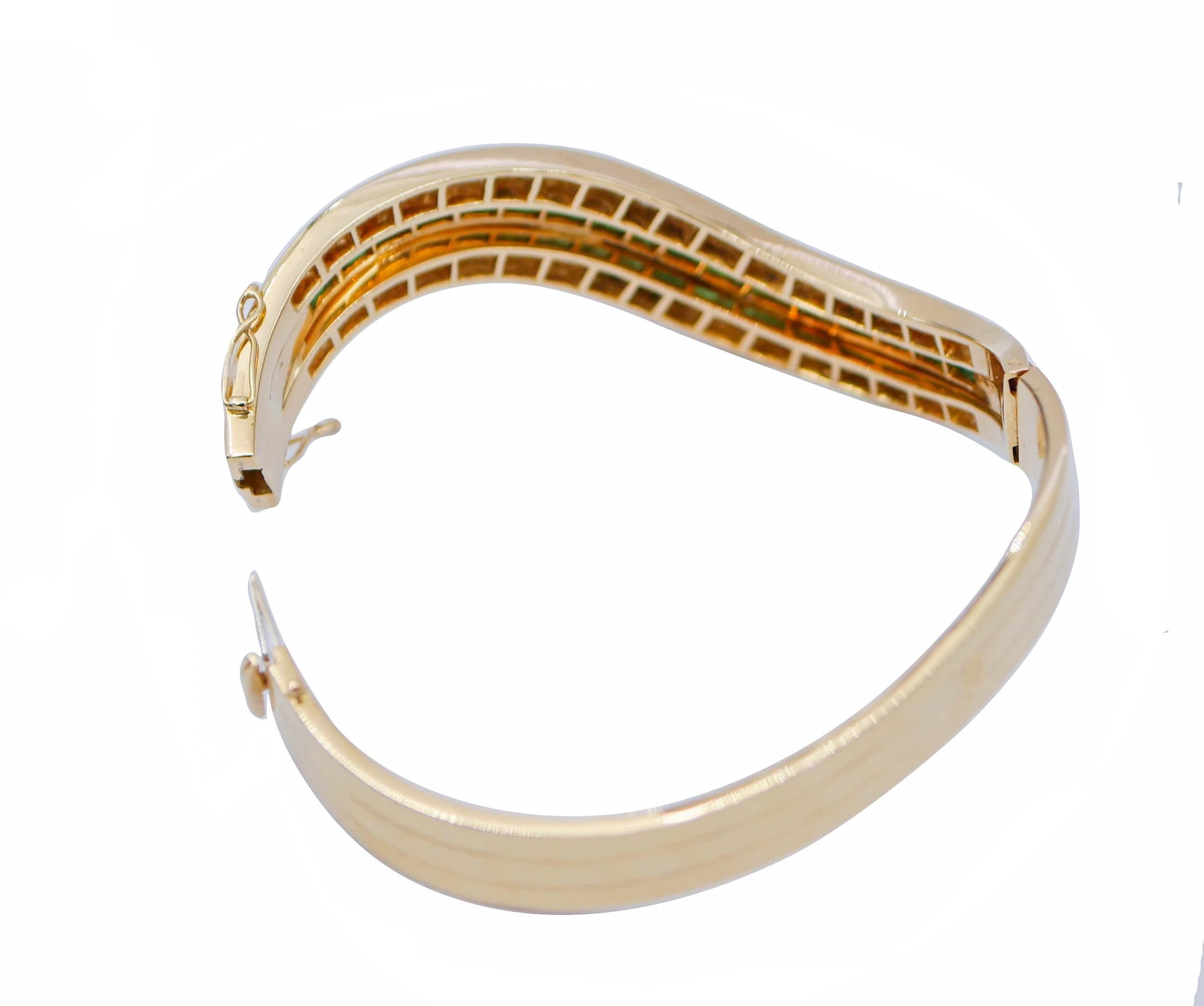 Armband mit Klappverschluss aus 18 Karat Gelbgold mit Smaragden und Diamanten (Gemischter Schliff) im Angebot