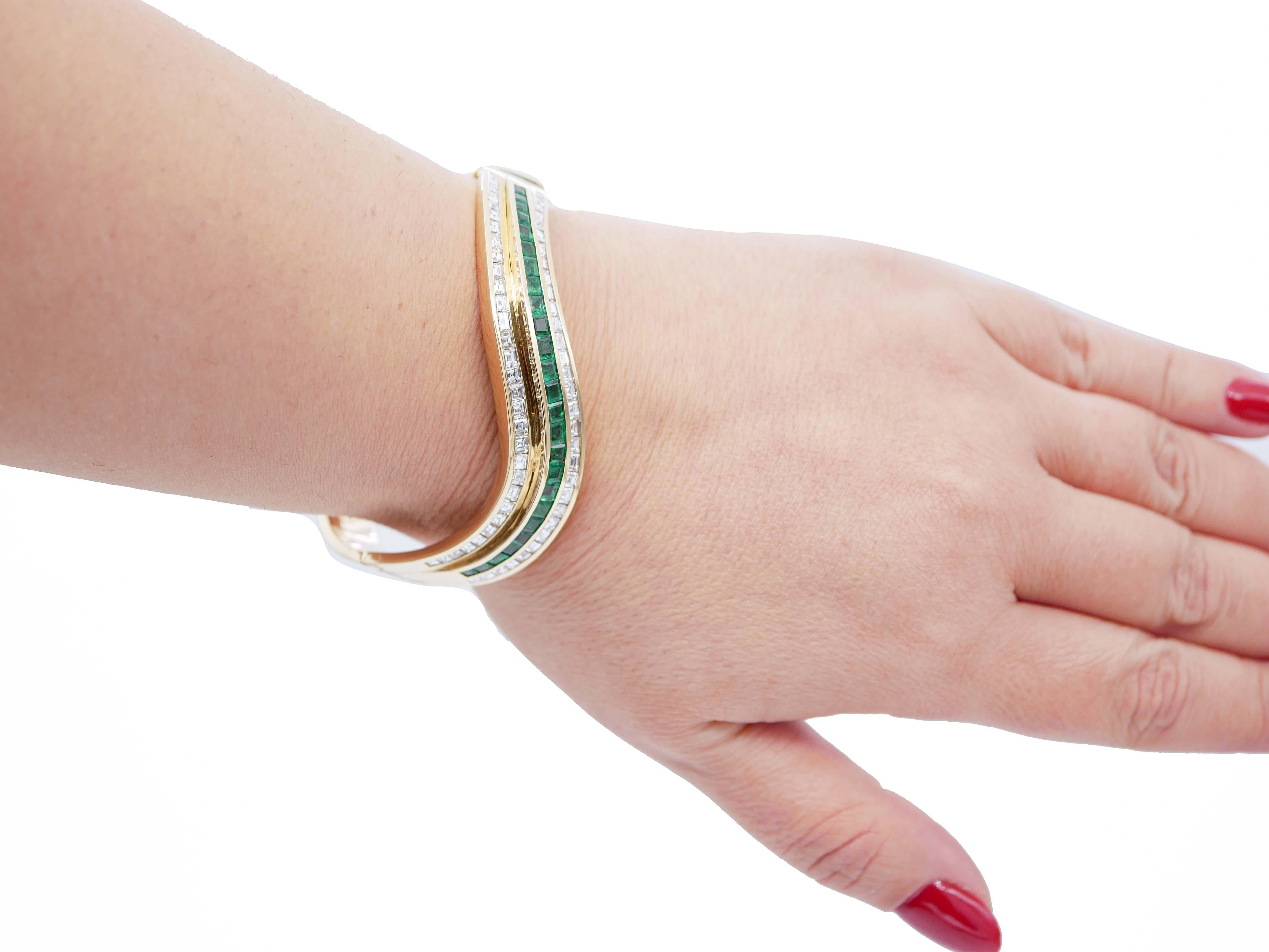 Armband mit Klappverschluss aus 18 Karat Gelbgold mit Smaragden und Diamanten im Zustand „Gut“ im Angebot in Marcianise, Marcianise (CE)