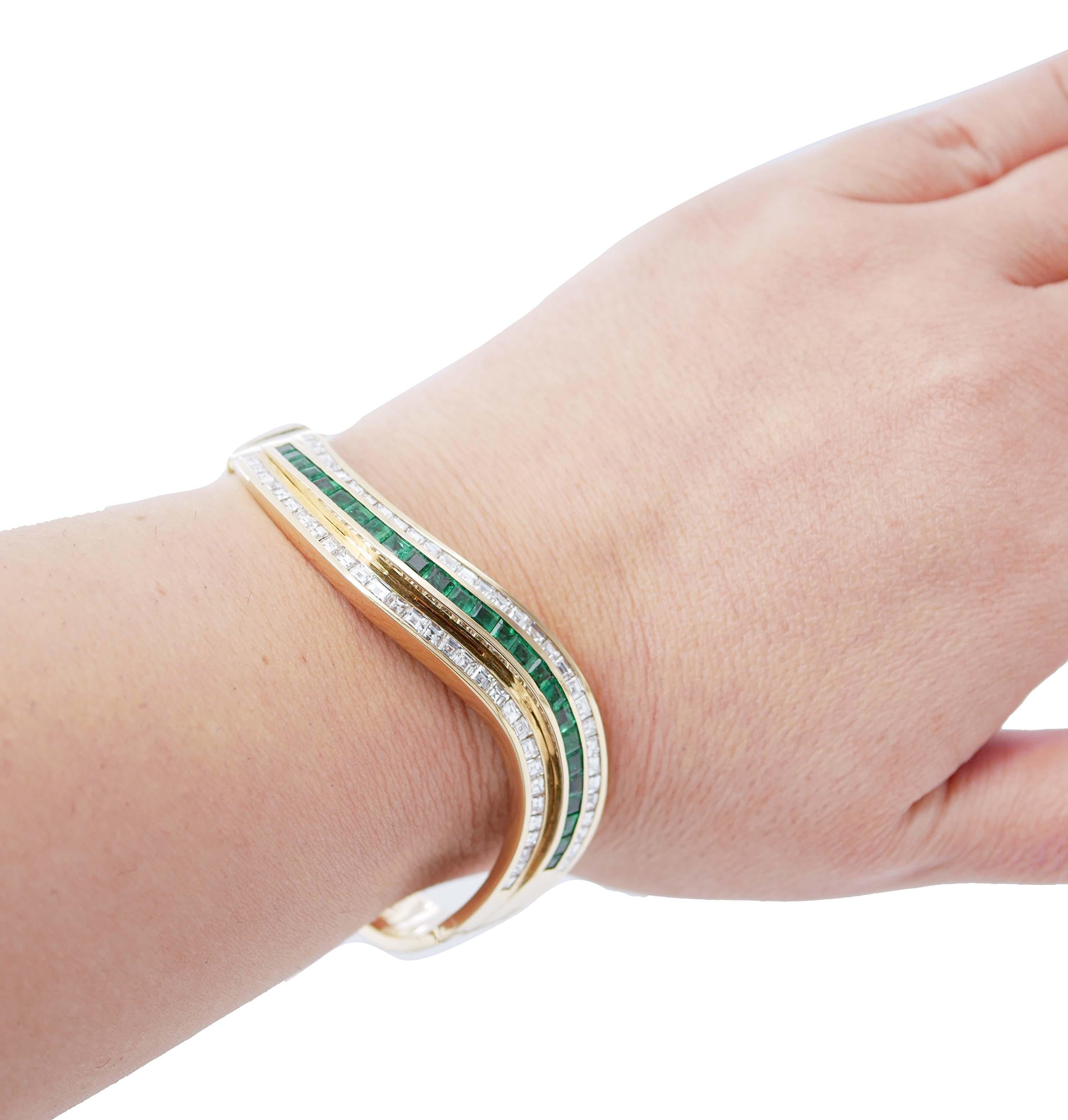 Armband mit Klappverschluss aus 18 Karat Gelbgold mit Smaragden und Diamanten Damen im Angebot