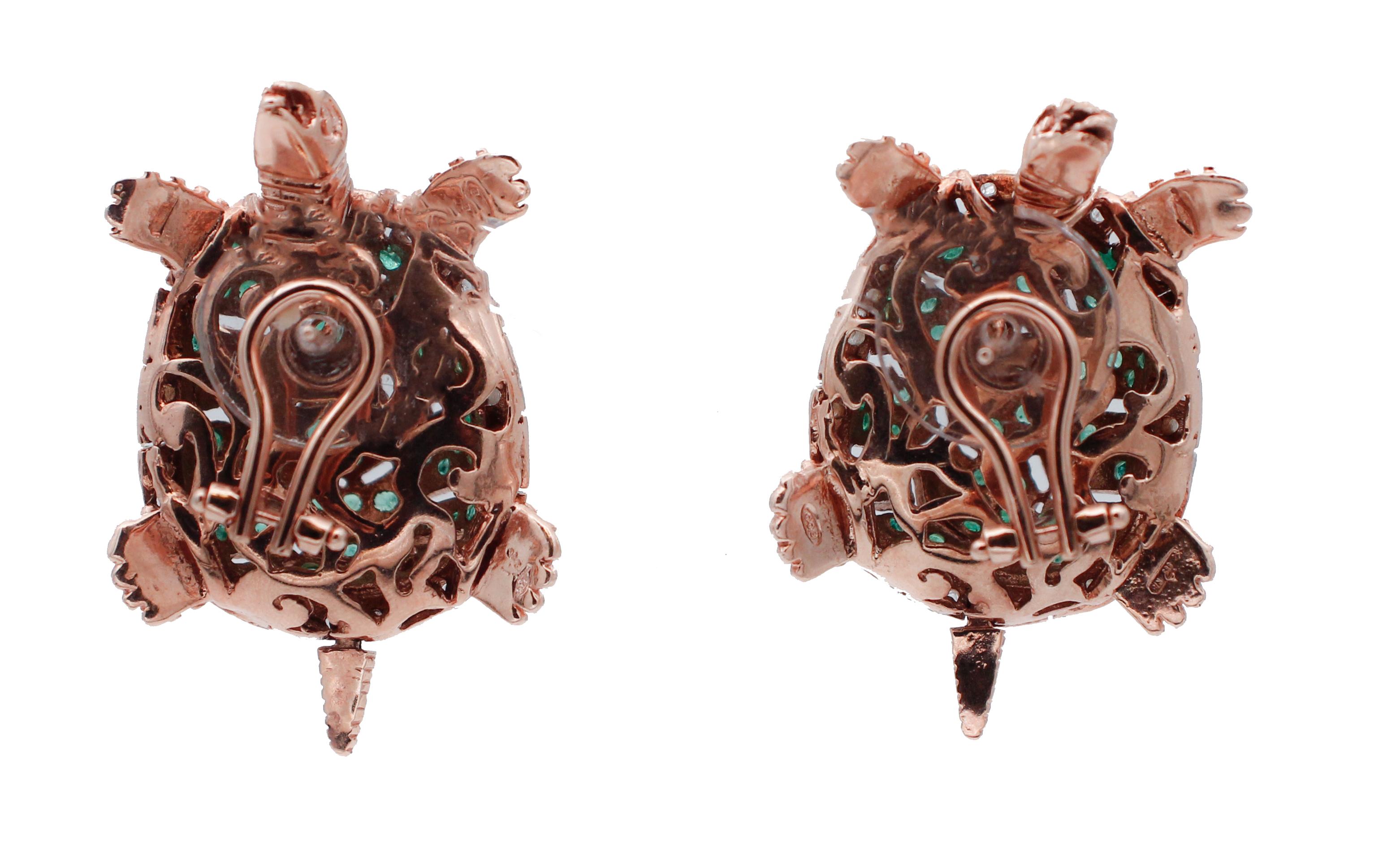 Particular turtle earrings in 9k rose gold and silver structure. The precious turtle shell is enriched with little emeralds and diamonds on all the surface. 
They was totally handmade by Italian master goldsmiths and they are in perfect