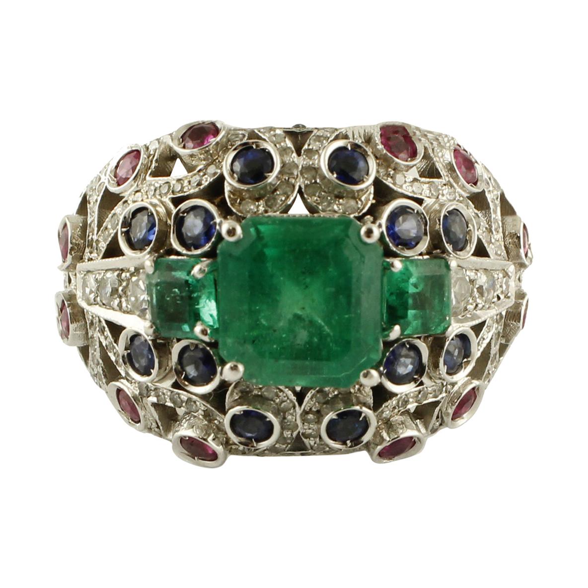 18 Karat Weißgold Cluster-Ring mit Smaragden, Diamanten, blauen Saphiren und Rubinen im Angebot