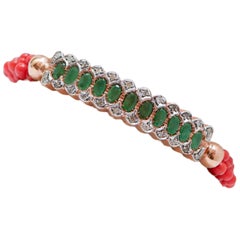 Armband aus Smaragden, Diamanten, Korallen, Roségold und Silber.