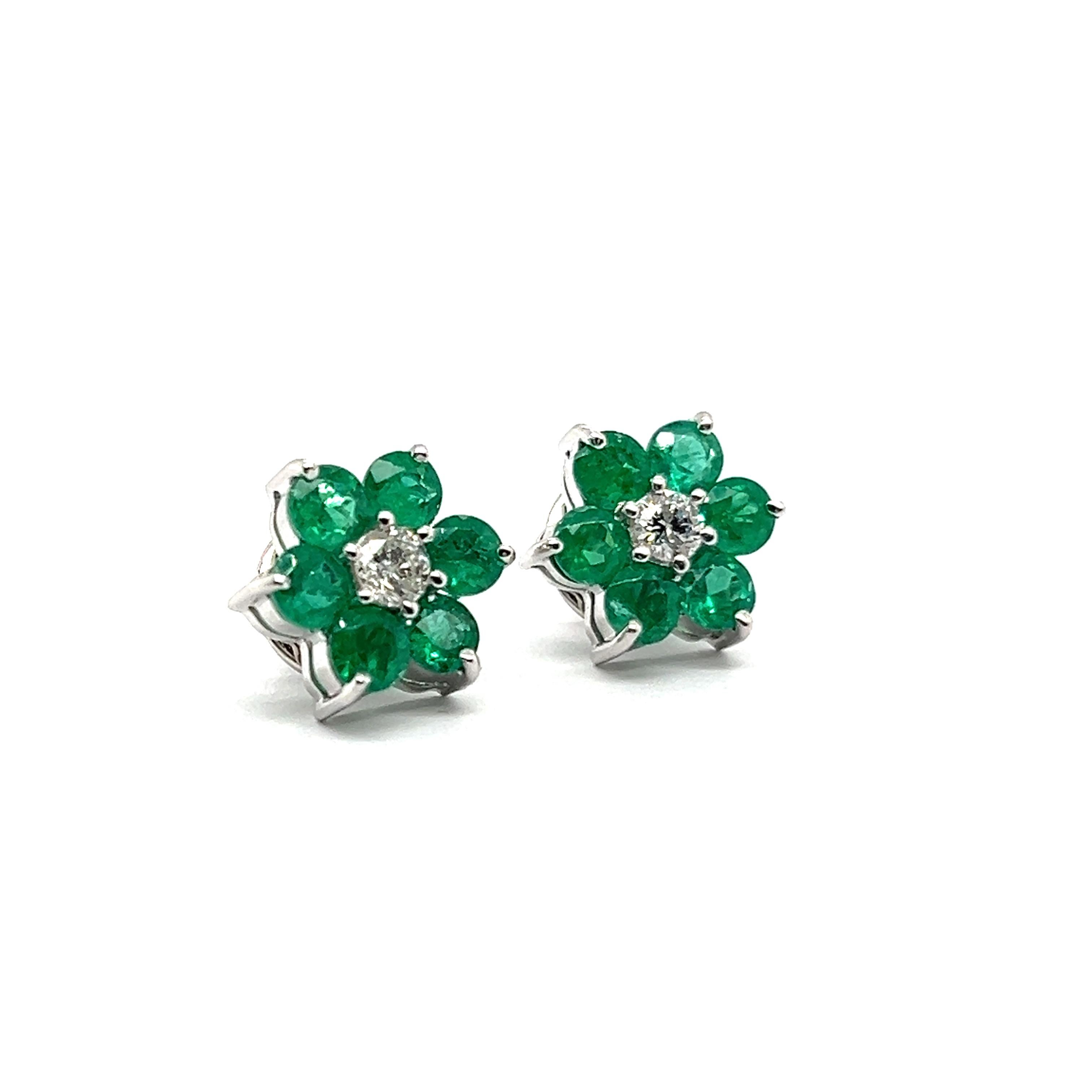 Modern Emeralds & Diamonds Flower Stud Earrings in 18 Karat White Gold  For Sale