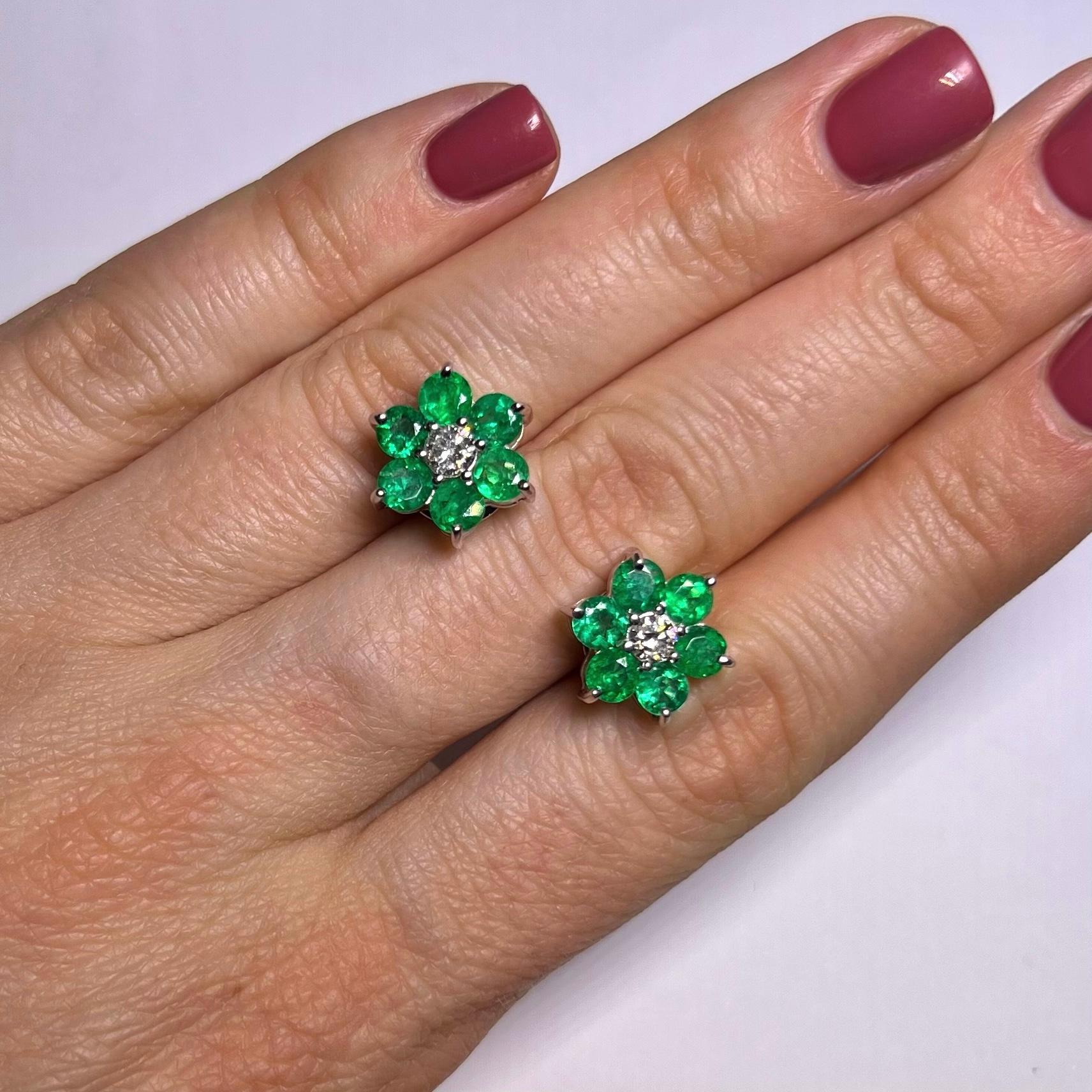 Emeralds & Diamonds Flower Stud Earrings in 18 Karat White Gold  In Excellent Condition For Sale In Lucerne, CH