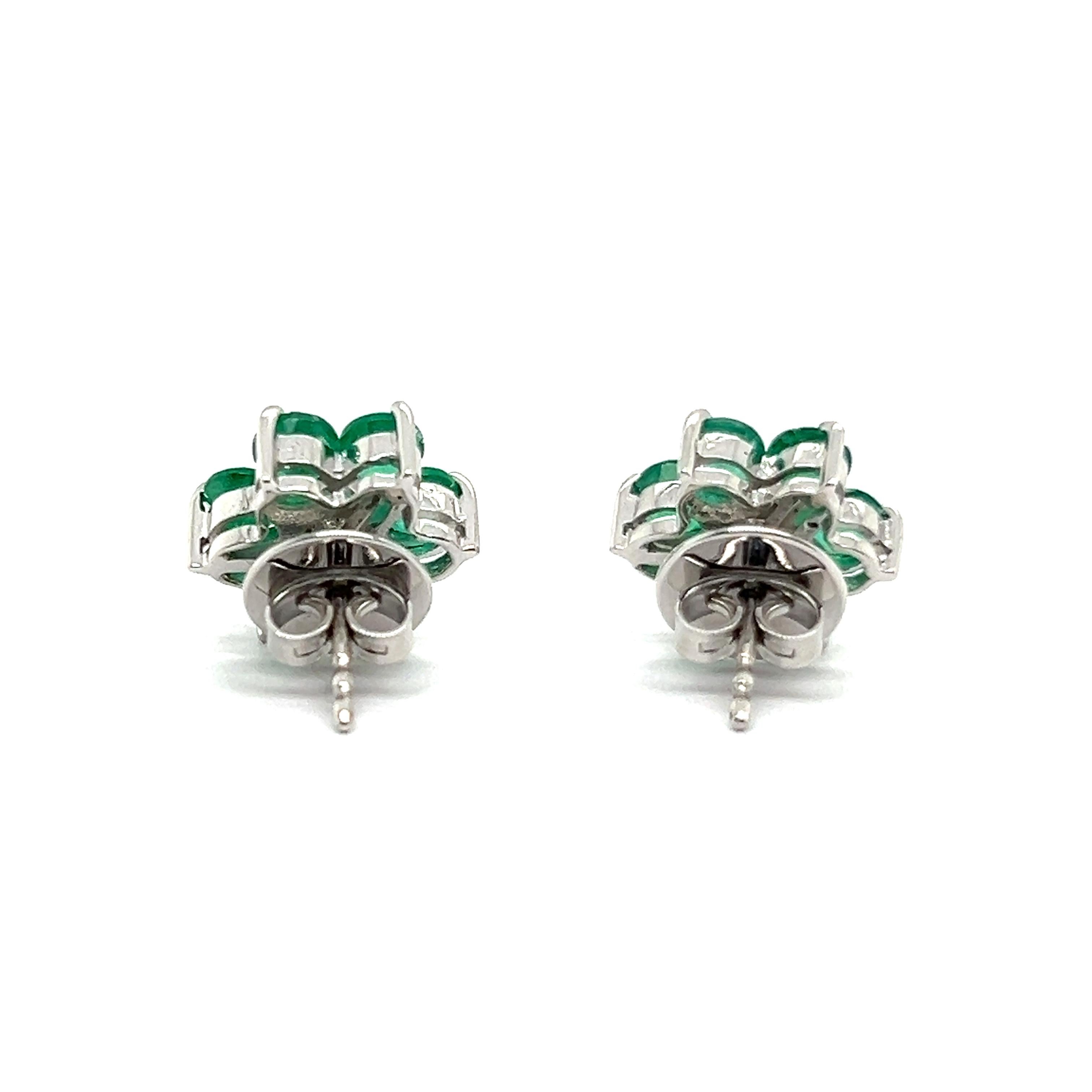 Emeralds & Diamonds Flower Stud Earrings in 18 Karat White Gold  For Sale 1