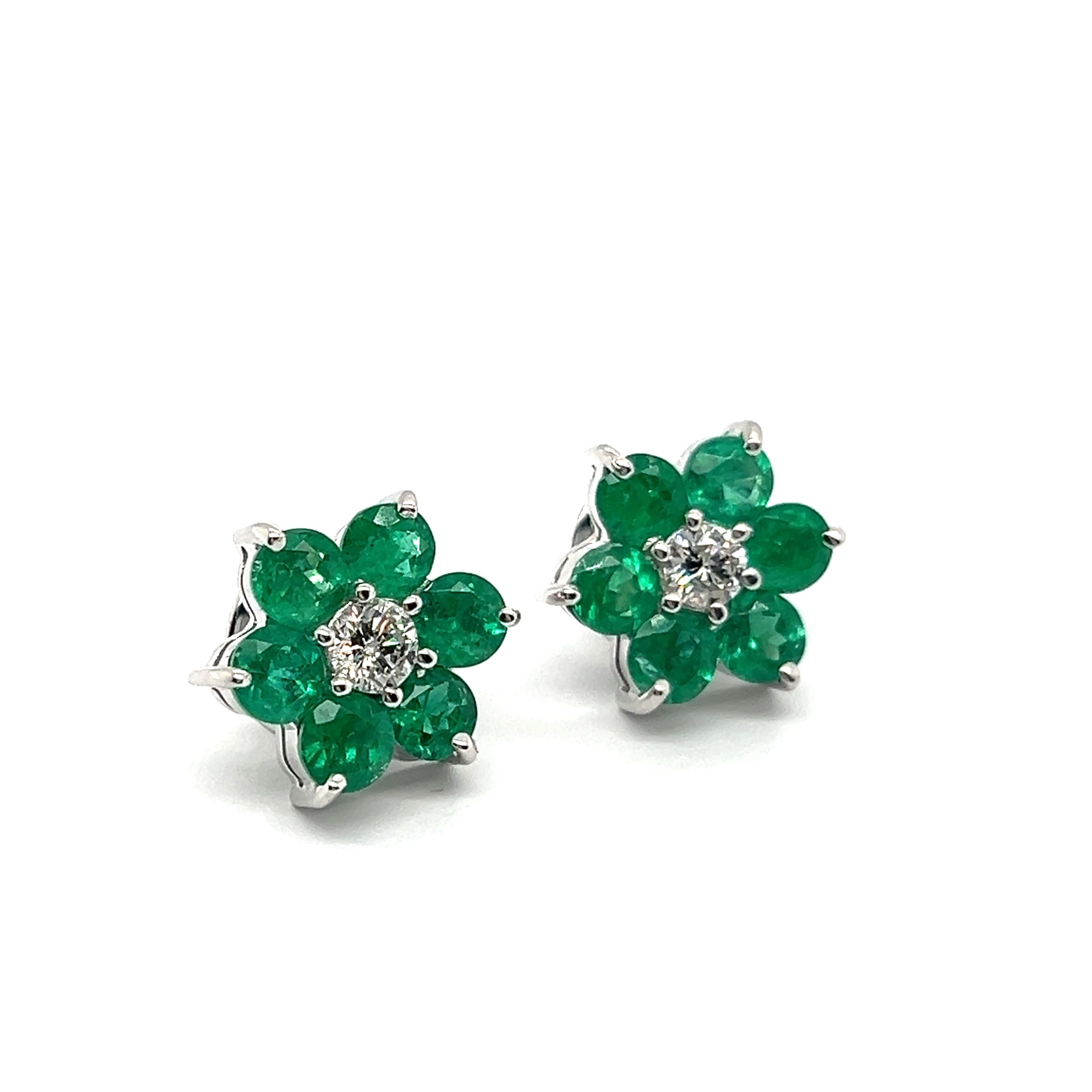 Emeralds & Diamonds Flower Stud Earrings in 18 Karat White Gold  For Sale 2