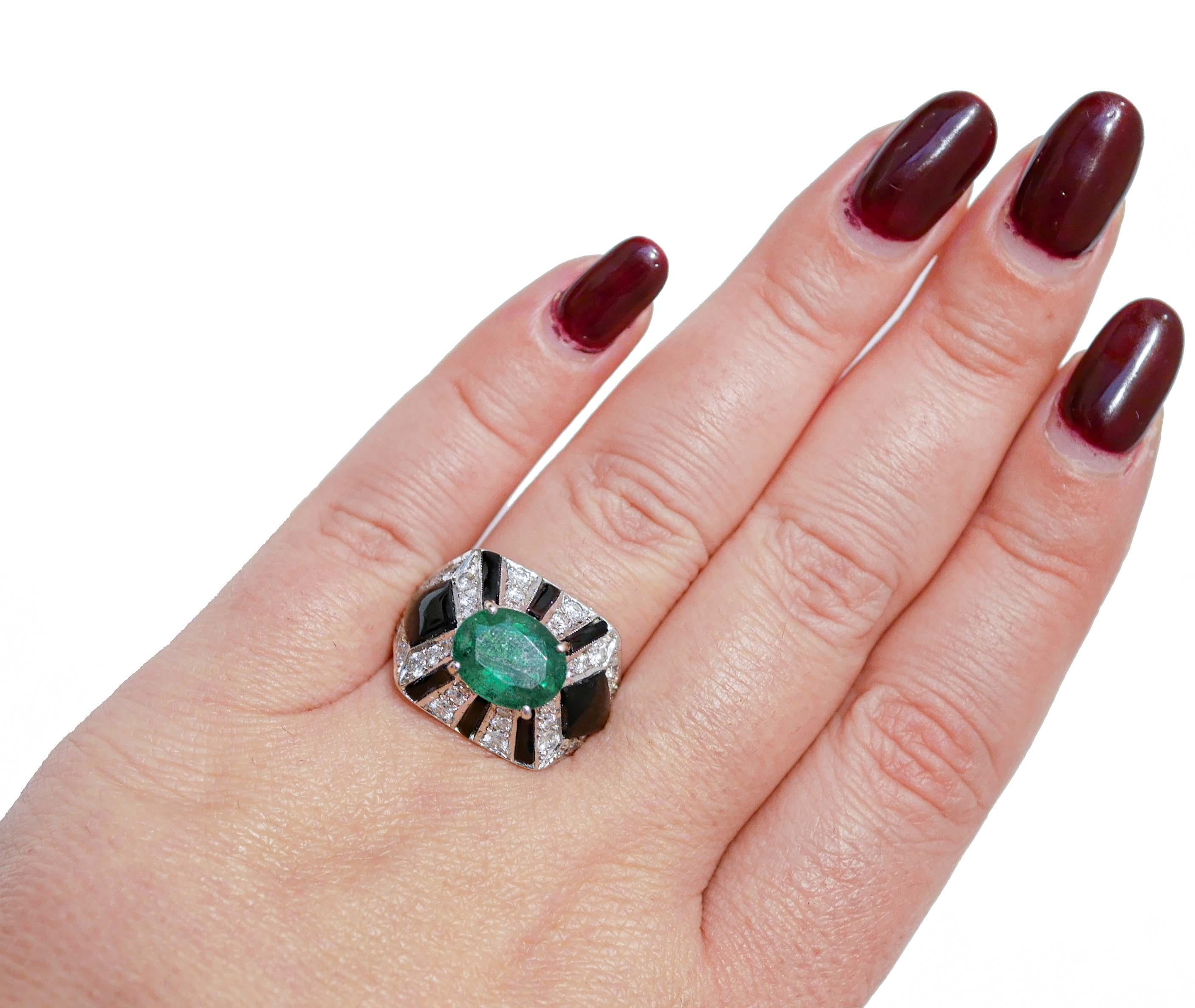 Emeralds, Diamonds, Onyx, 14 Karat White Gold Ring. In Good Condition For Sale In Marcianise, Marcianise (CE)