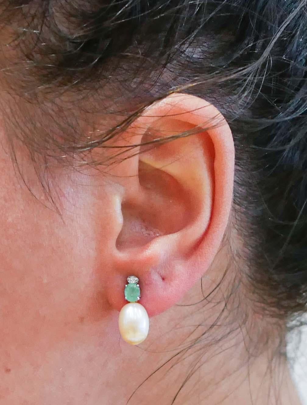 Ohrringe aus 18 Karat Weißgold mit Smaragden, Diamanten, Perlen und Perlen. im Zustand „Neu“ im Angebot in Marcianise, Marcianise (CE)