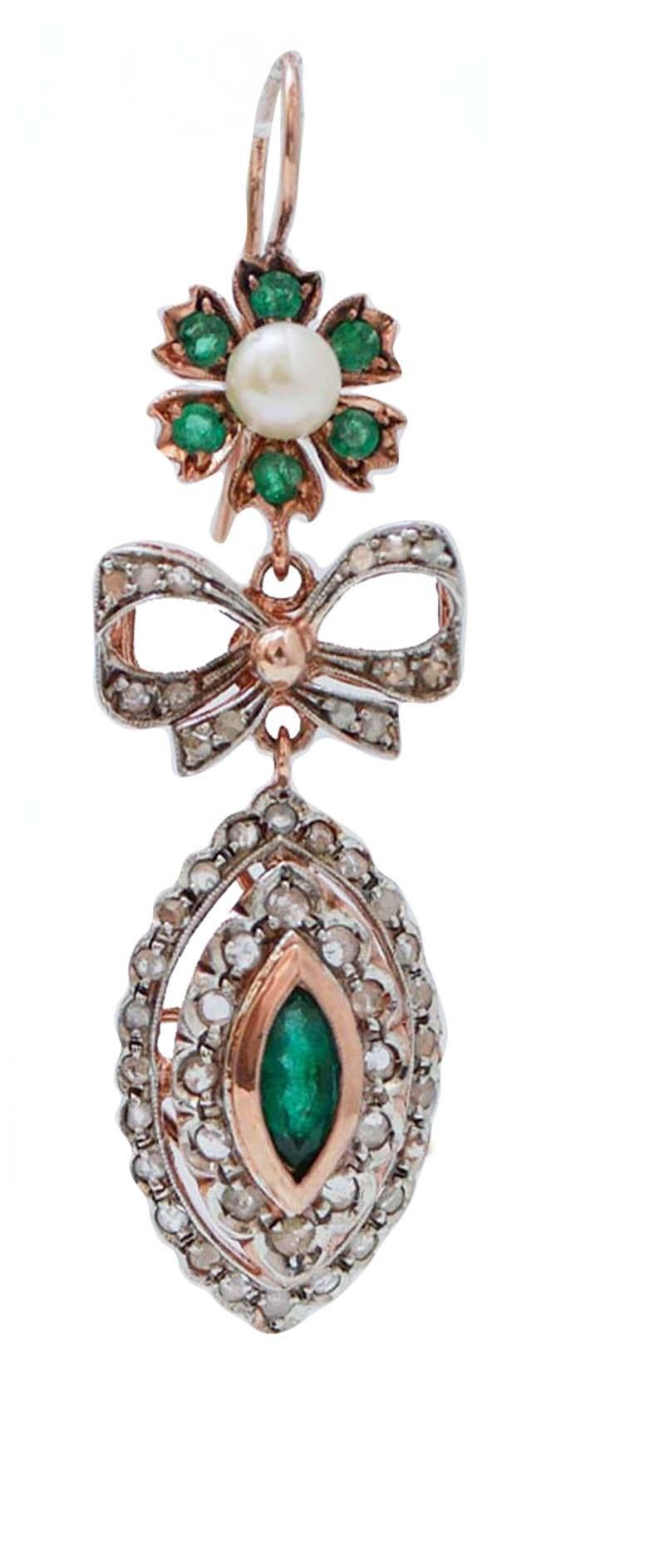 Superbes boucles d'oreilles en or rose 9 carats et structure en argent montées avec une fleur sertie de diamants et une perle centrale. Au centre, une coupe avec des diamants et, en pendentif, une structure montée avec une émeraude centrale entourée