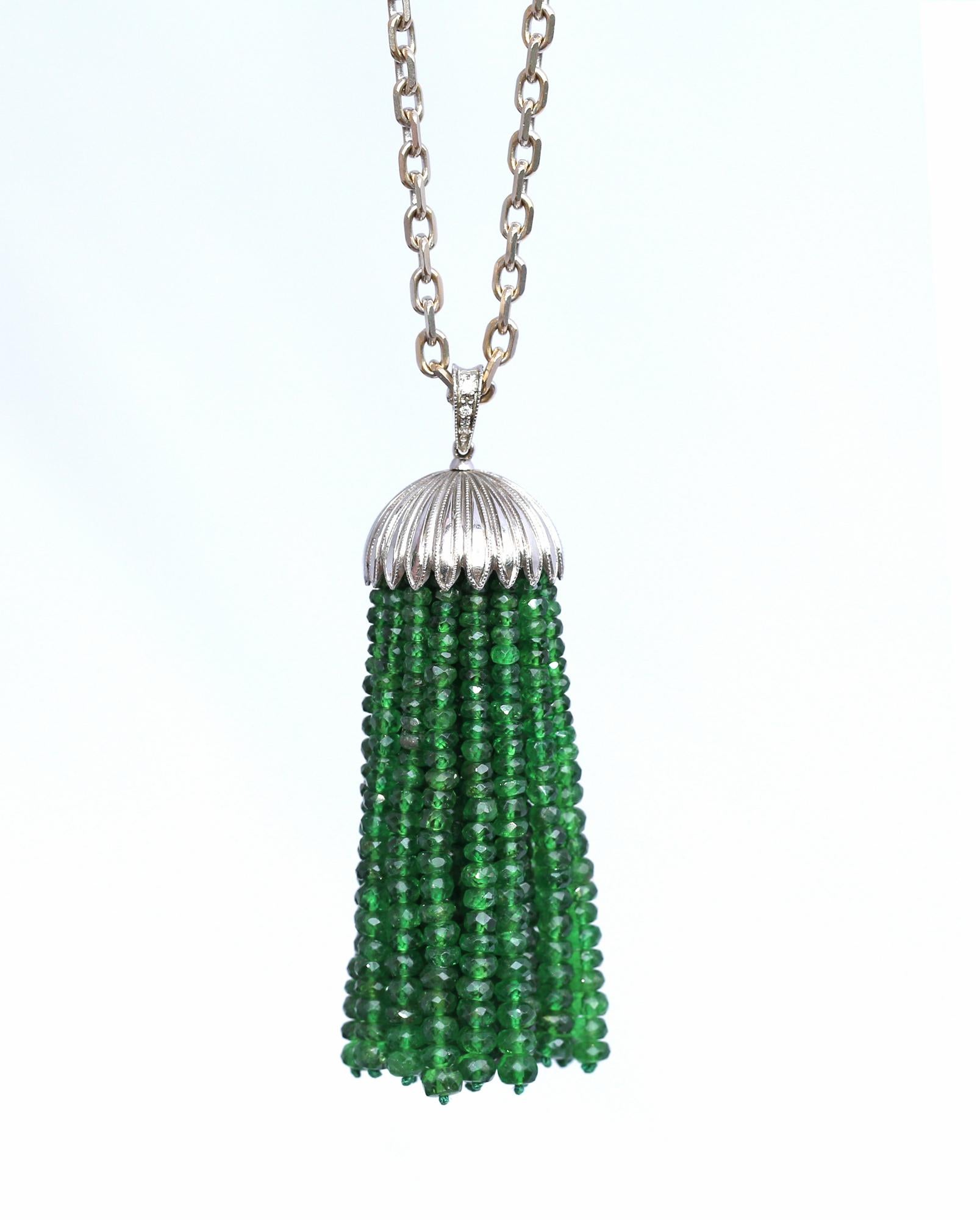 Perle Chaîne à pendentif en platine avec émeraudes et diamants, 1920 en vente
