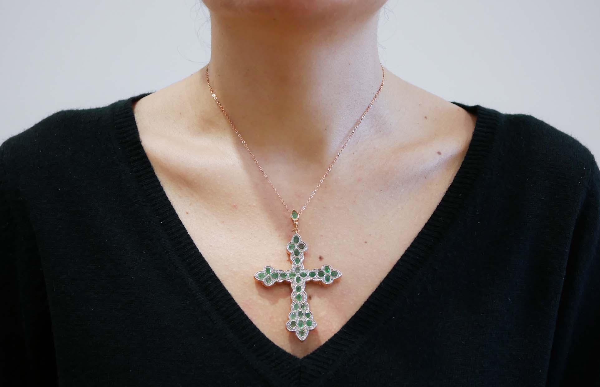 Emeralds, Diamonds, Rose Gold and Silver Cross Pendant Necklace. In Good Condition For Sale In Marcianise, Marcianise (CE)