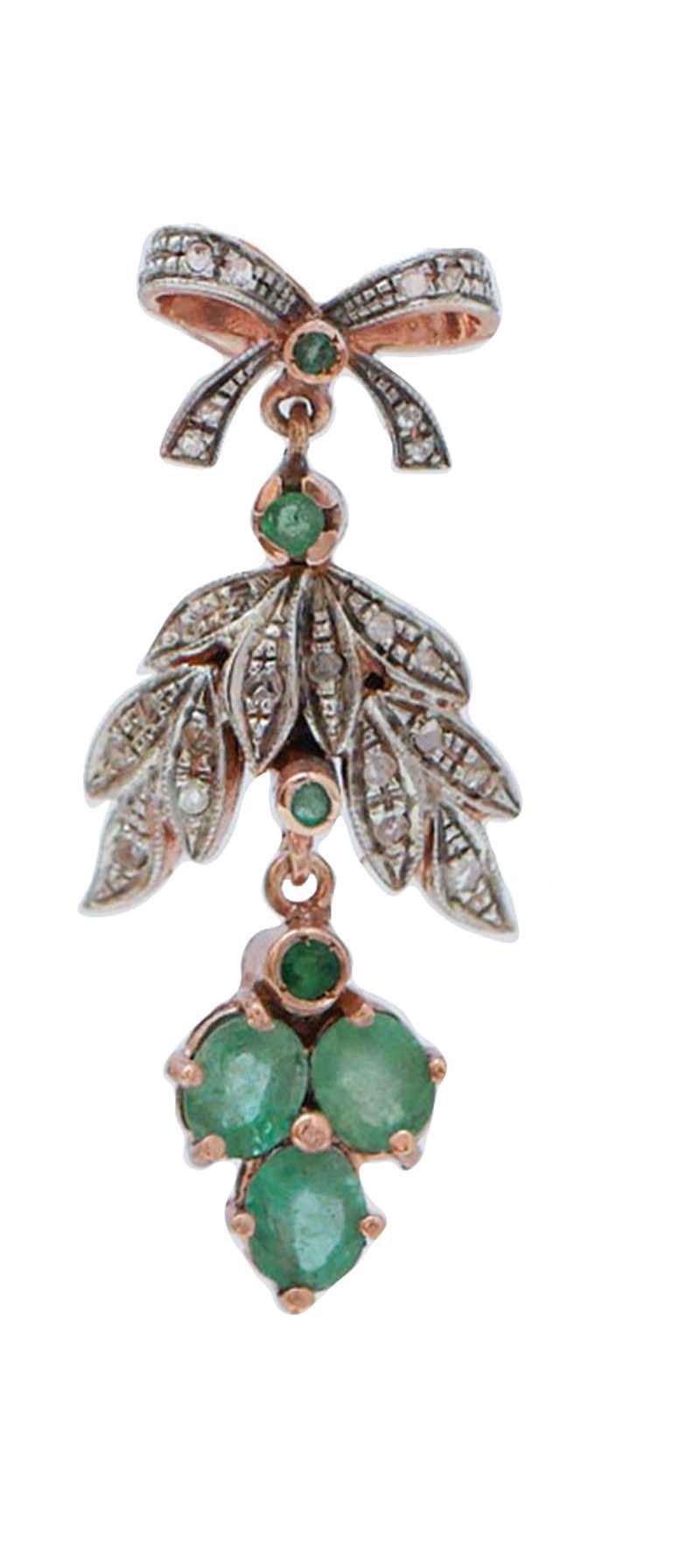 Boucles d'oreilles pendantes en structure d'or rose et d'argent 9 carats, montées avec une coupe sertie de diamants dans la partie supérieure ; au milieu, un groupe de feuilles serties de diamants entre deux émeraudes et, en pendentif, un groupe de